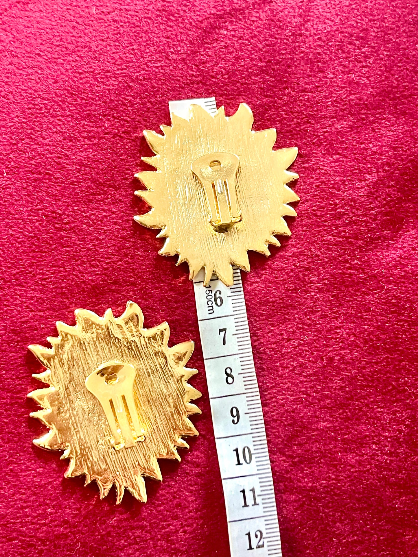 Boucles d'oreilles évasées soleil vintage Yves Saint Laurent remises à neuf des années 80