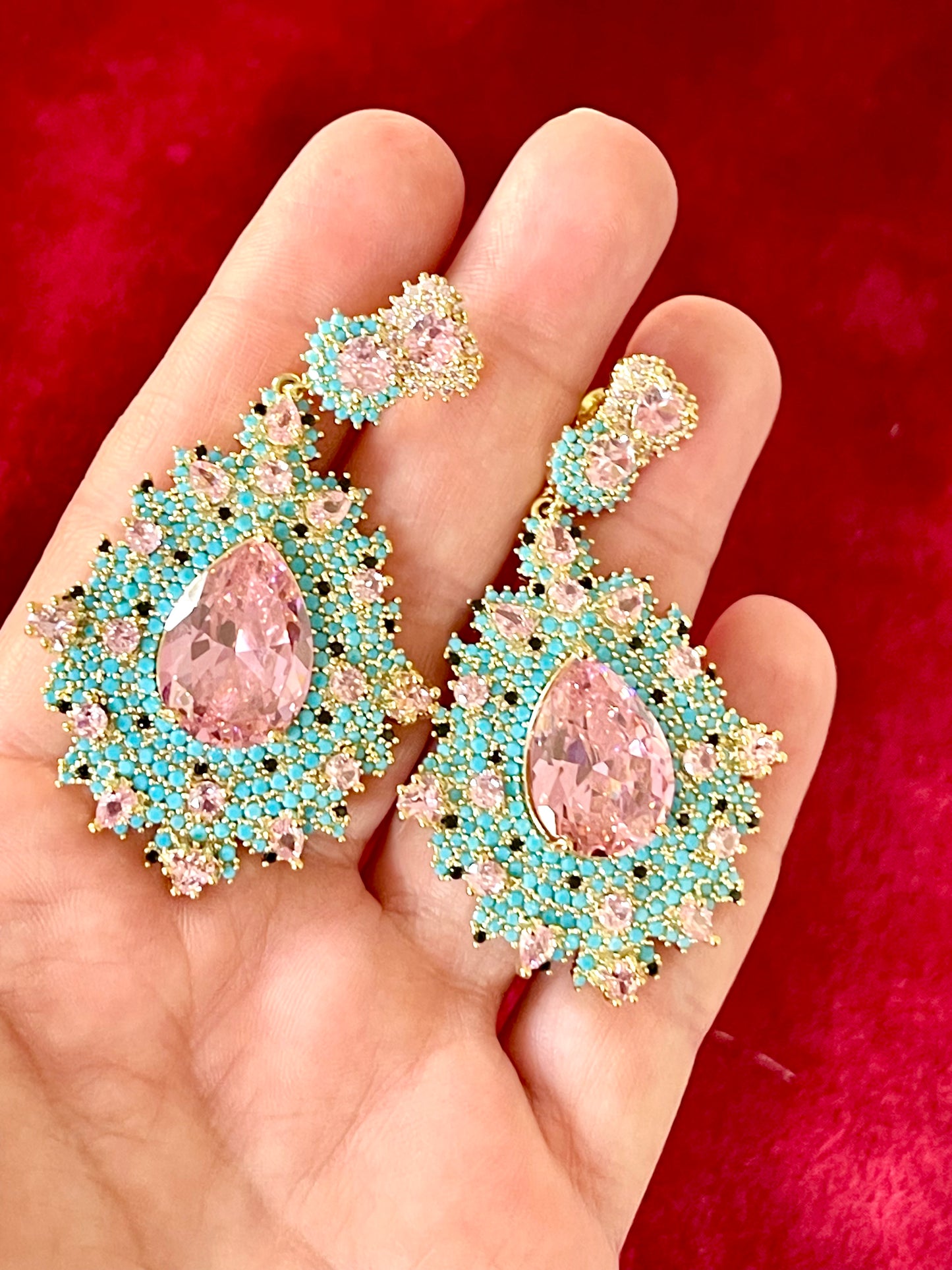 Boucles d'oreilles de créateur en pierres turquoise et strass roses
