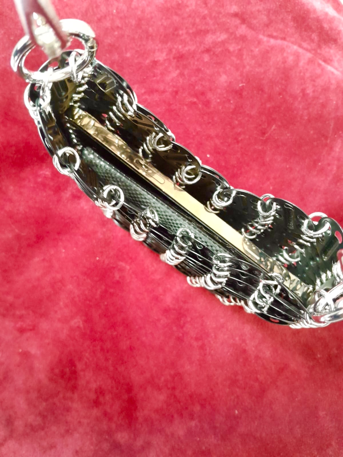 Bolso de metal negro mate con diseño brillante estilo Paco Rabanne tamaño mediano