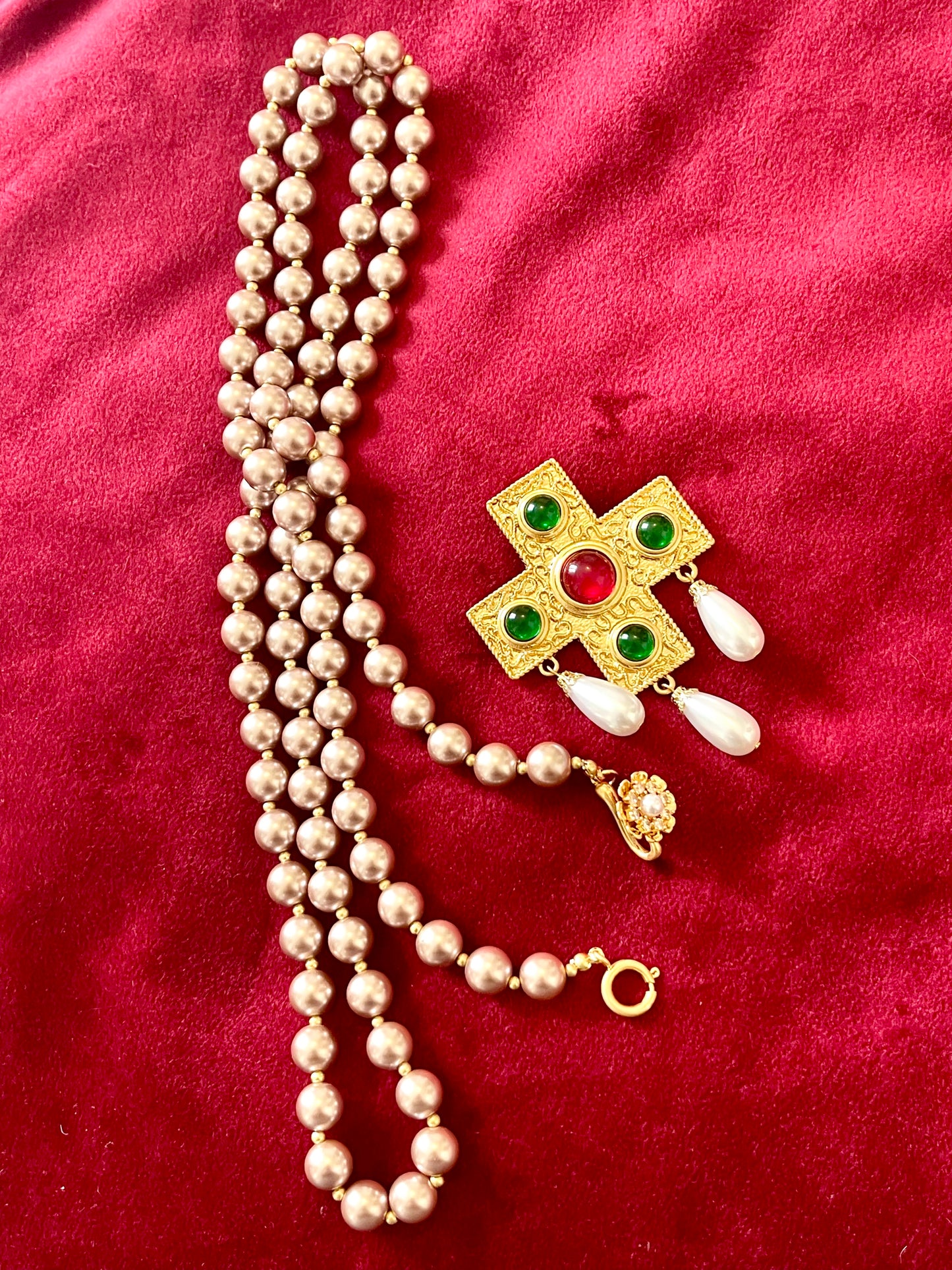 Collar largo con perlas de imitación y colgante de cruz, broche y bisutería.
