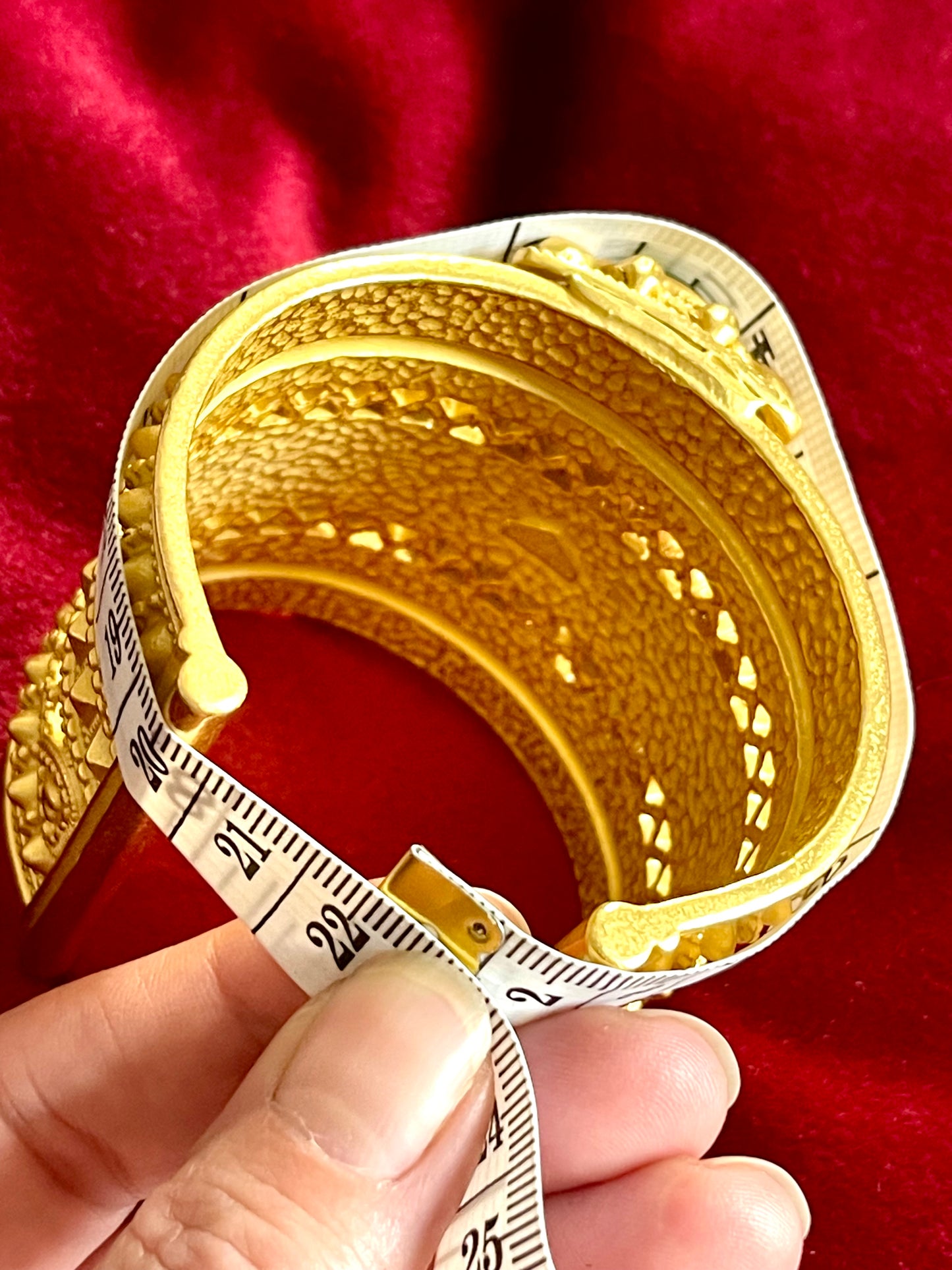 Déclaration Haute Couture Plaqué Or Manchette En Métal Verre Coloré Vintage Design 90's Style Yves Saint Laurent Christian La Croix