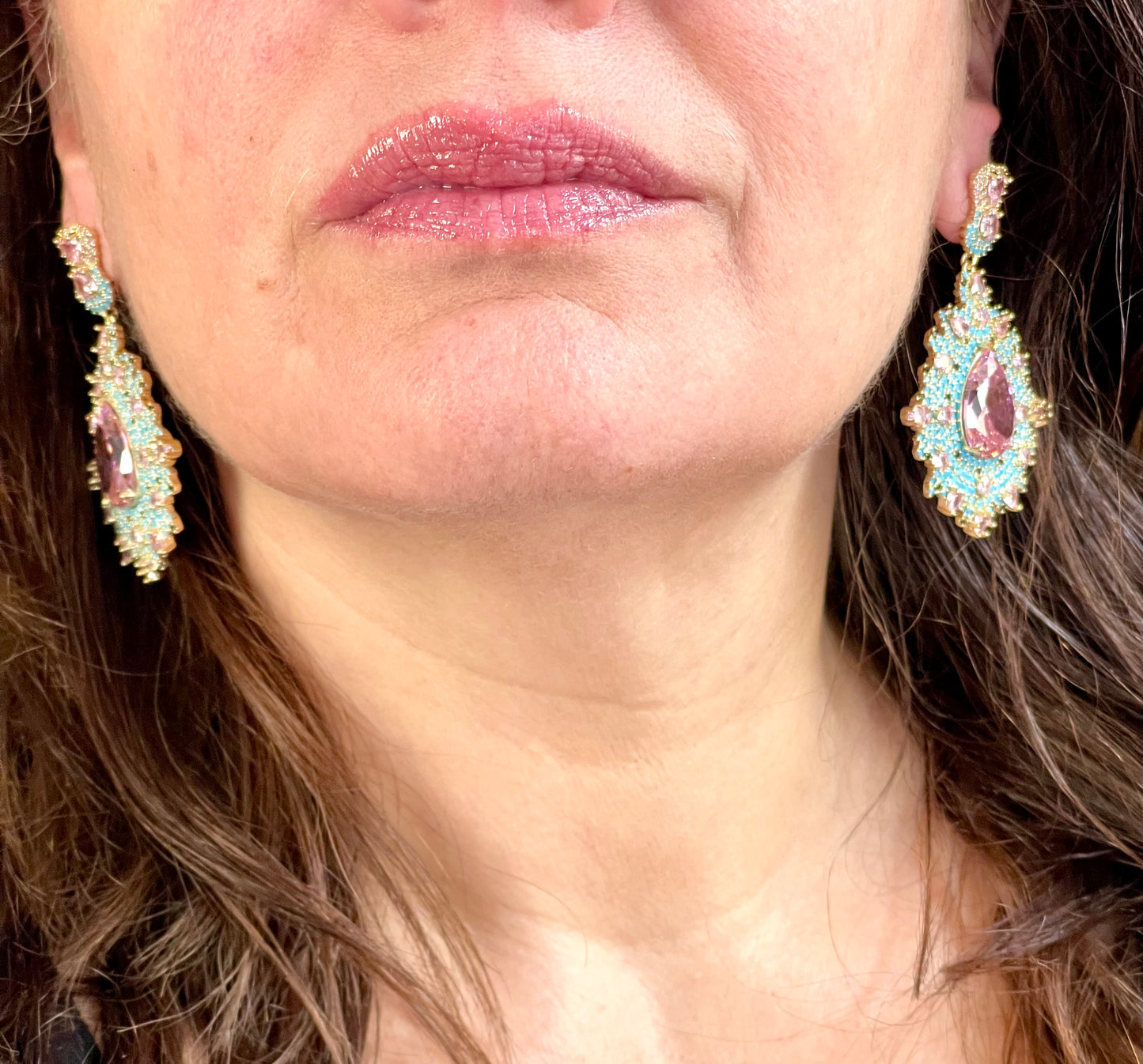 Boucles d'oreilles de créateur en pierres turquoise et strass roses