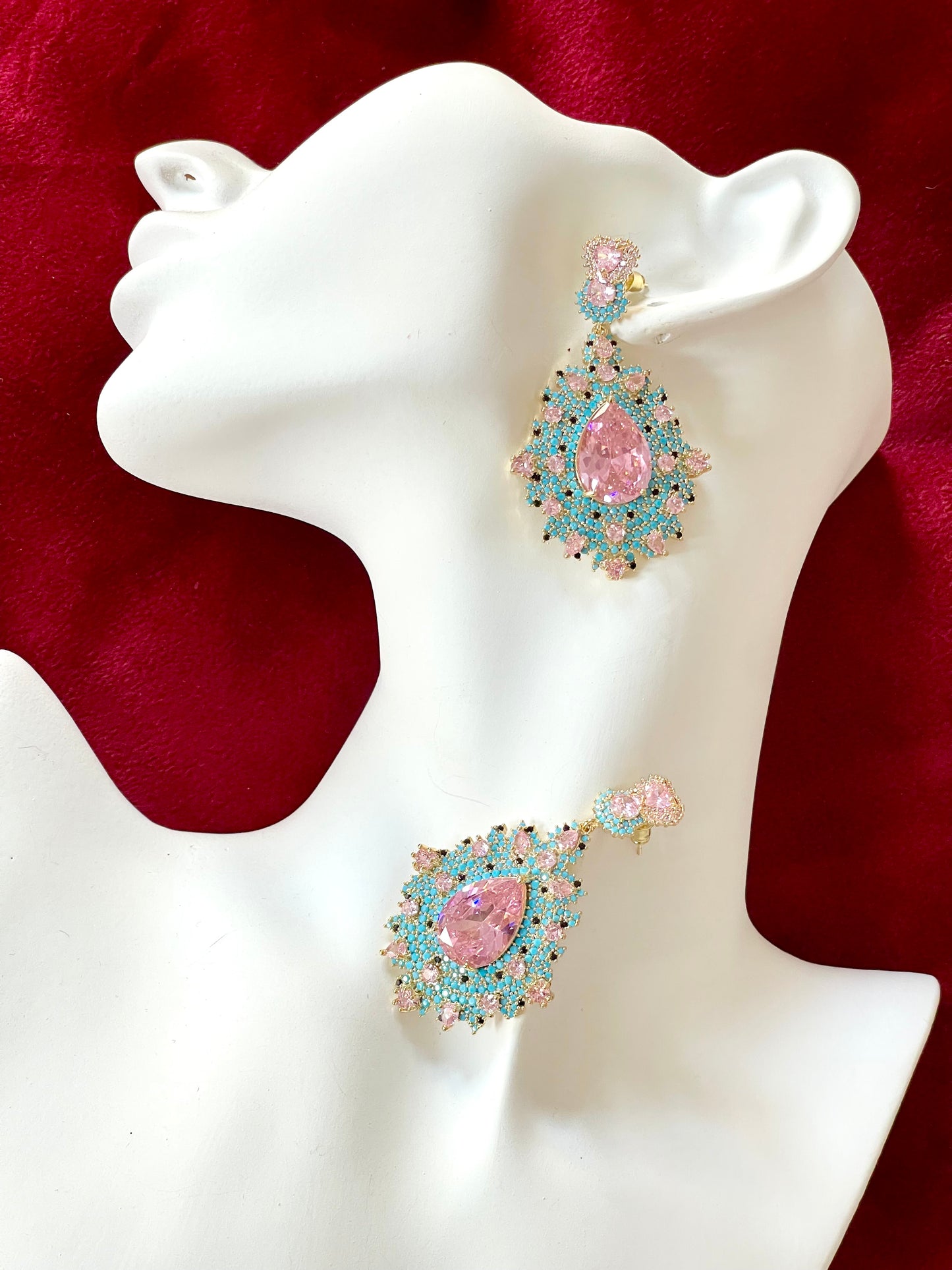 Boucles d'oreilles de créateur en pierres turquoise et strass roses