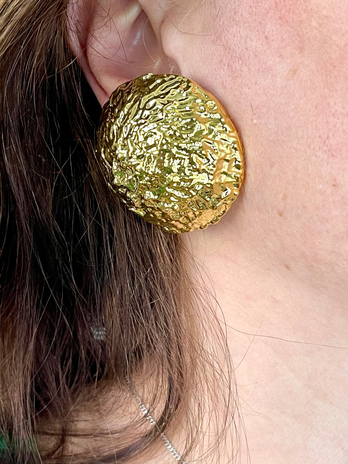 Pendientes de botón dorados vintage de los años 80 de Yves Saint Laurent, reciclados, 18 kg