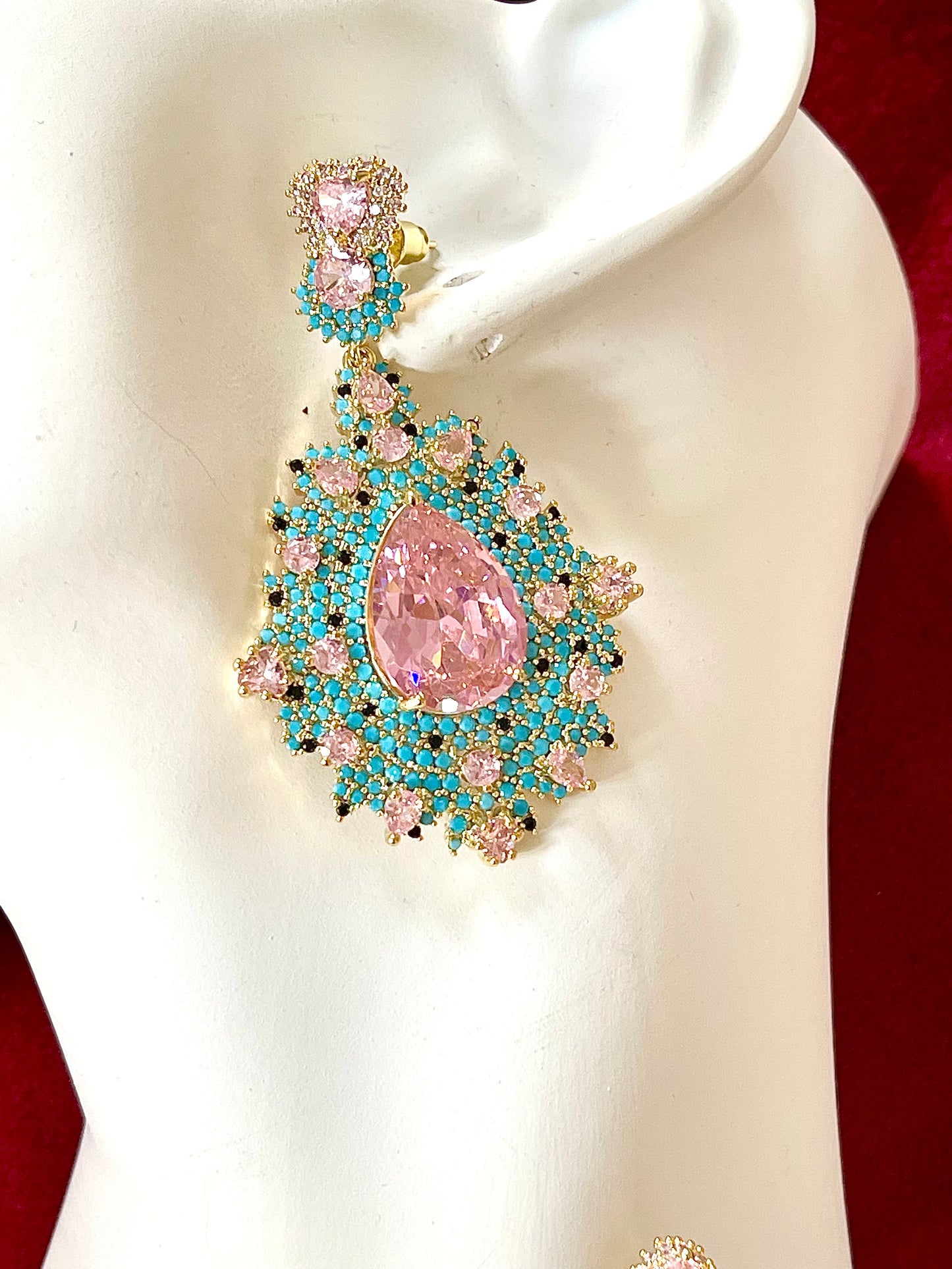 Boucles d'oreilles de créateur en pierres turquoise et strass roses