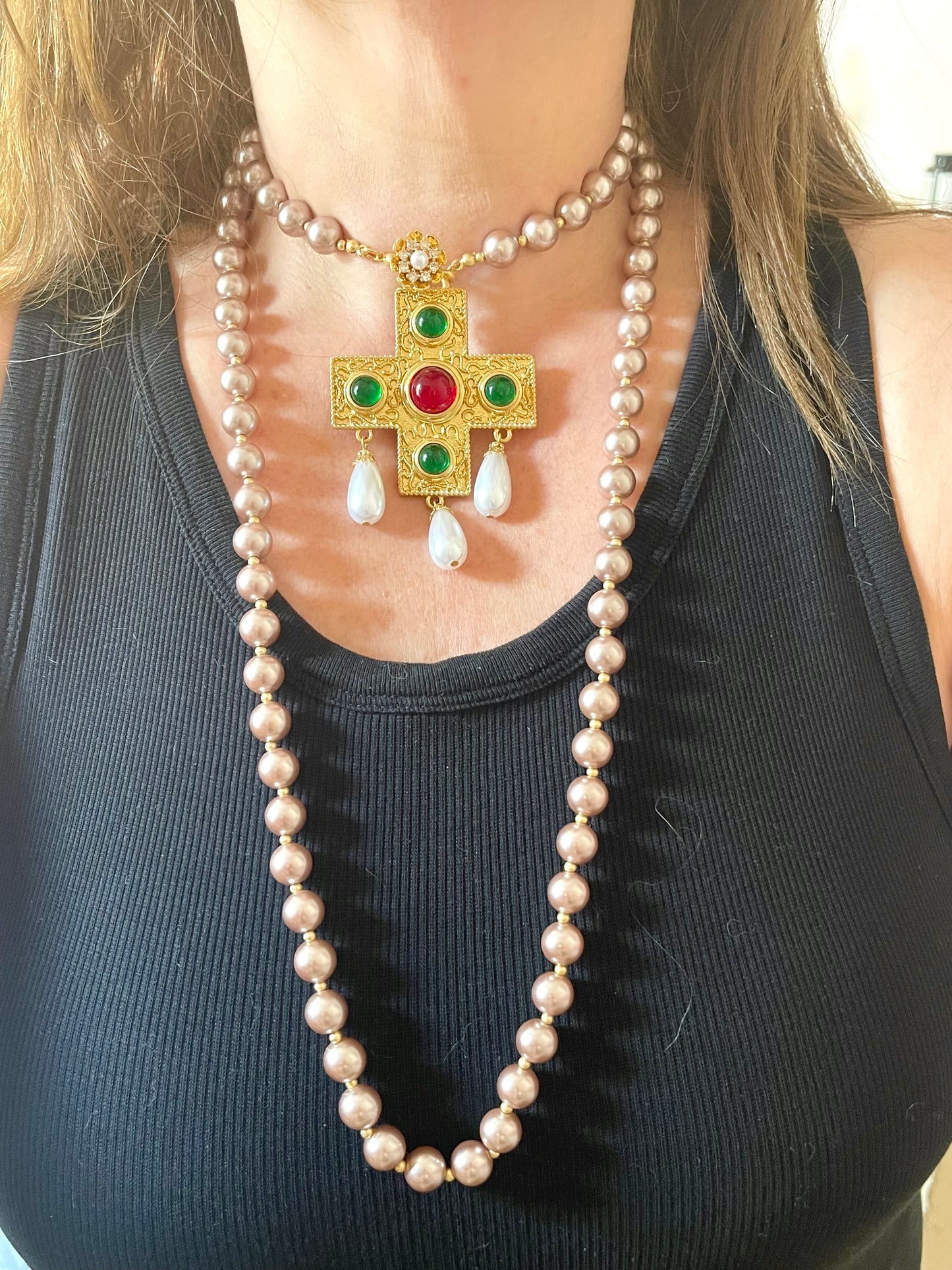 Collar largo con perlas de imitación y colgante de cruz, broche y bisutería.