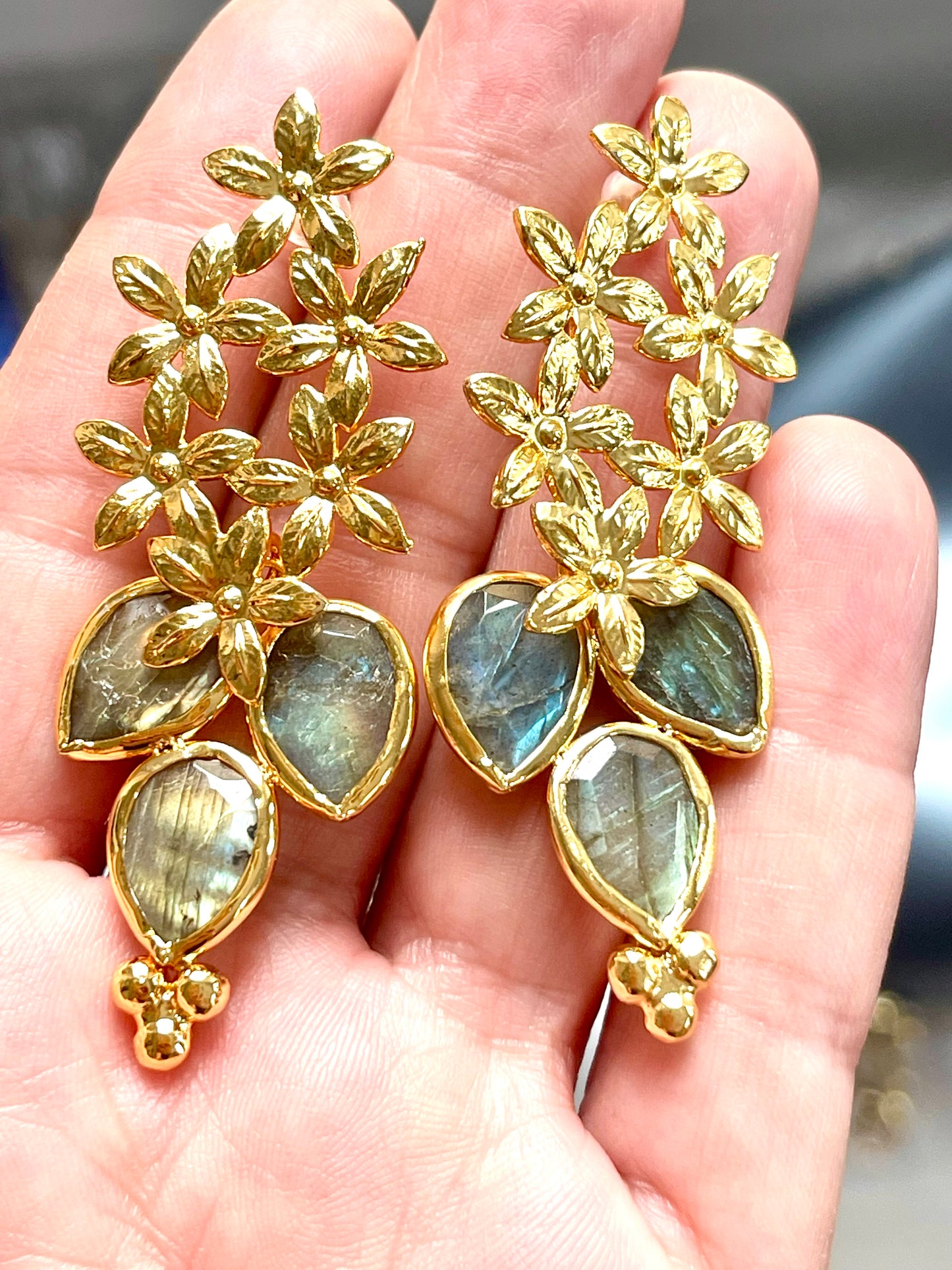 Pendientes colgantes de flores doradas con piedras de labradorita