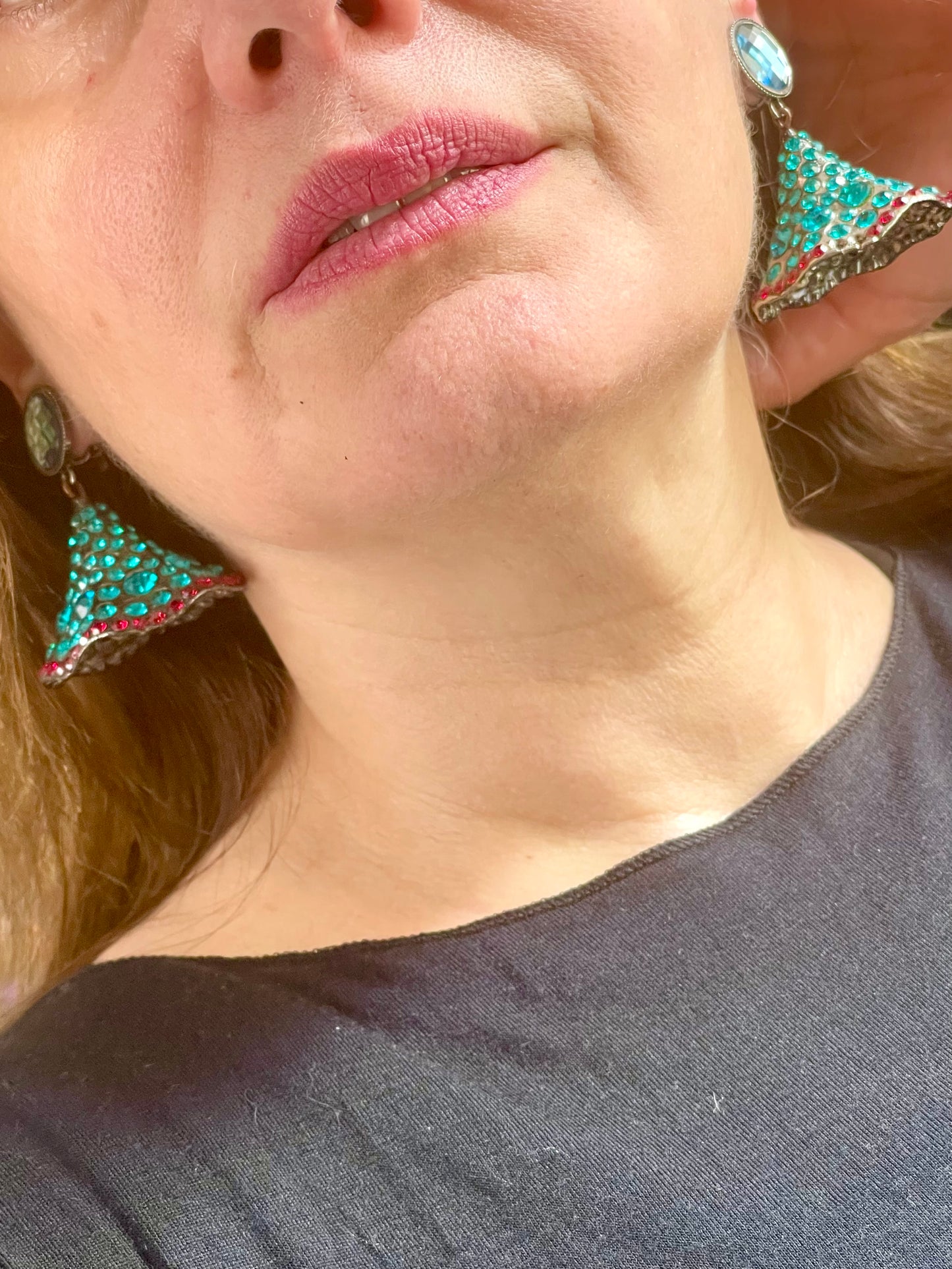 Pendientes vintage Yves Saint Laurent Rive Gauche con pedrería turquesa y roja, firmados, raros.
