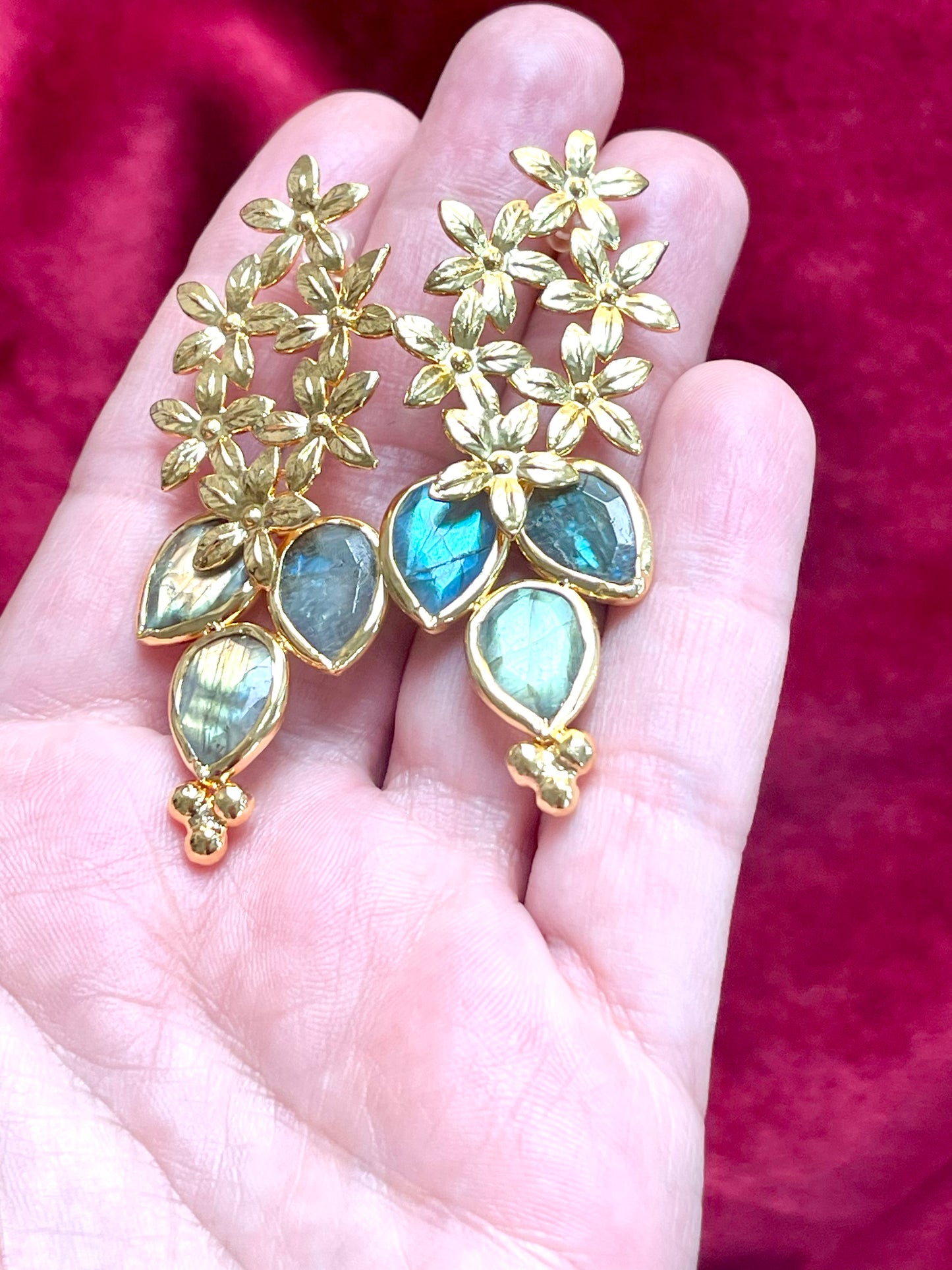 Pendientes colgantes de flores doradas con piedras de labradorita
