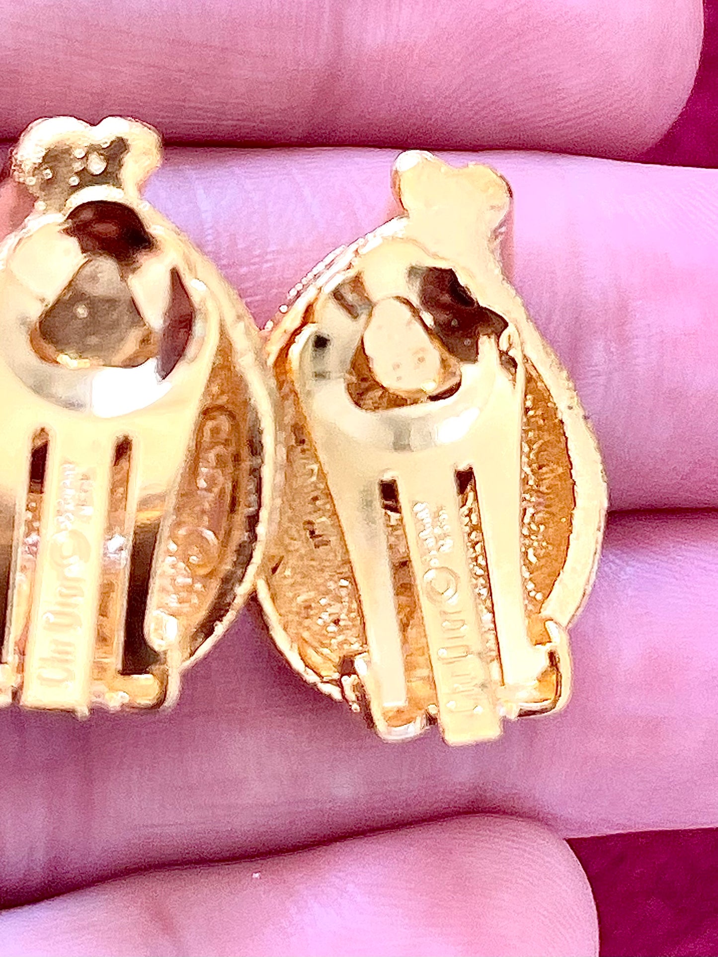 Zoom on earrings clasp clip on vintage Dior earrings. Authentic signed
