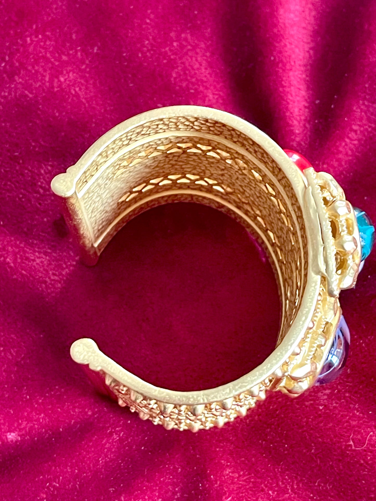 Déclaration Haute Couture Plaqué Or Manchette En Métal Verre Coloré Vintage Design 90's Style Yves Saint Laurent Christian La Croix