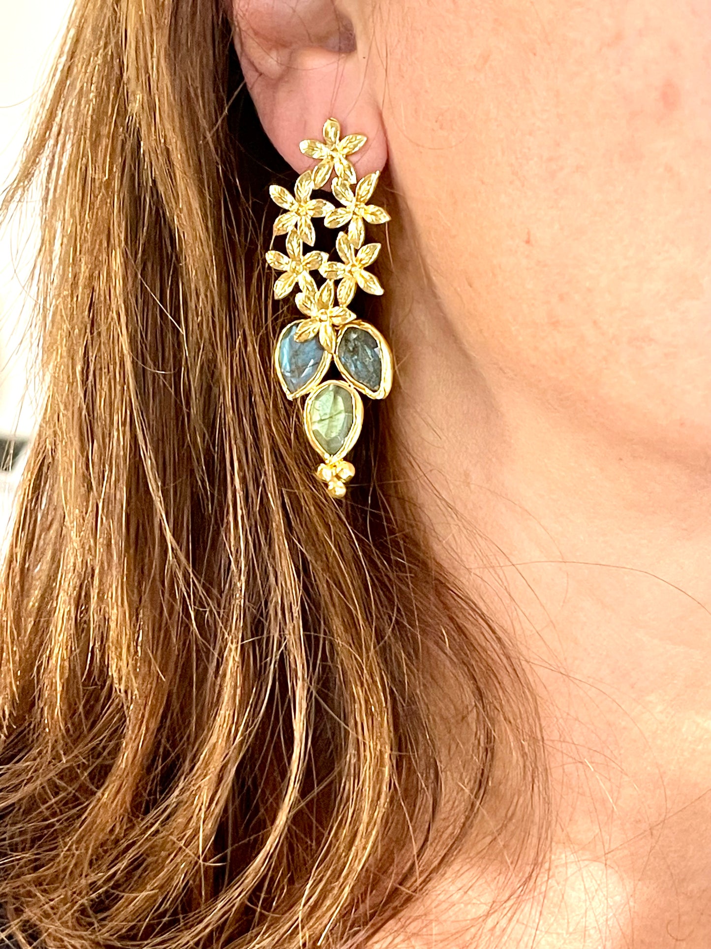 Pendientes colgantes de flores doradas con piedras de labradorita