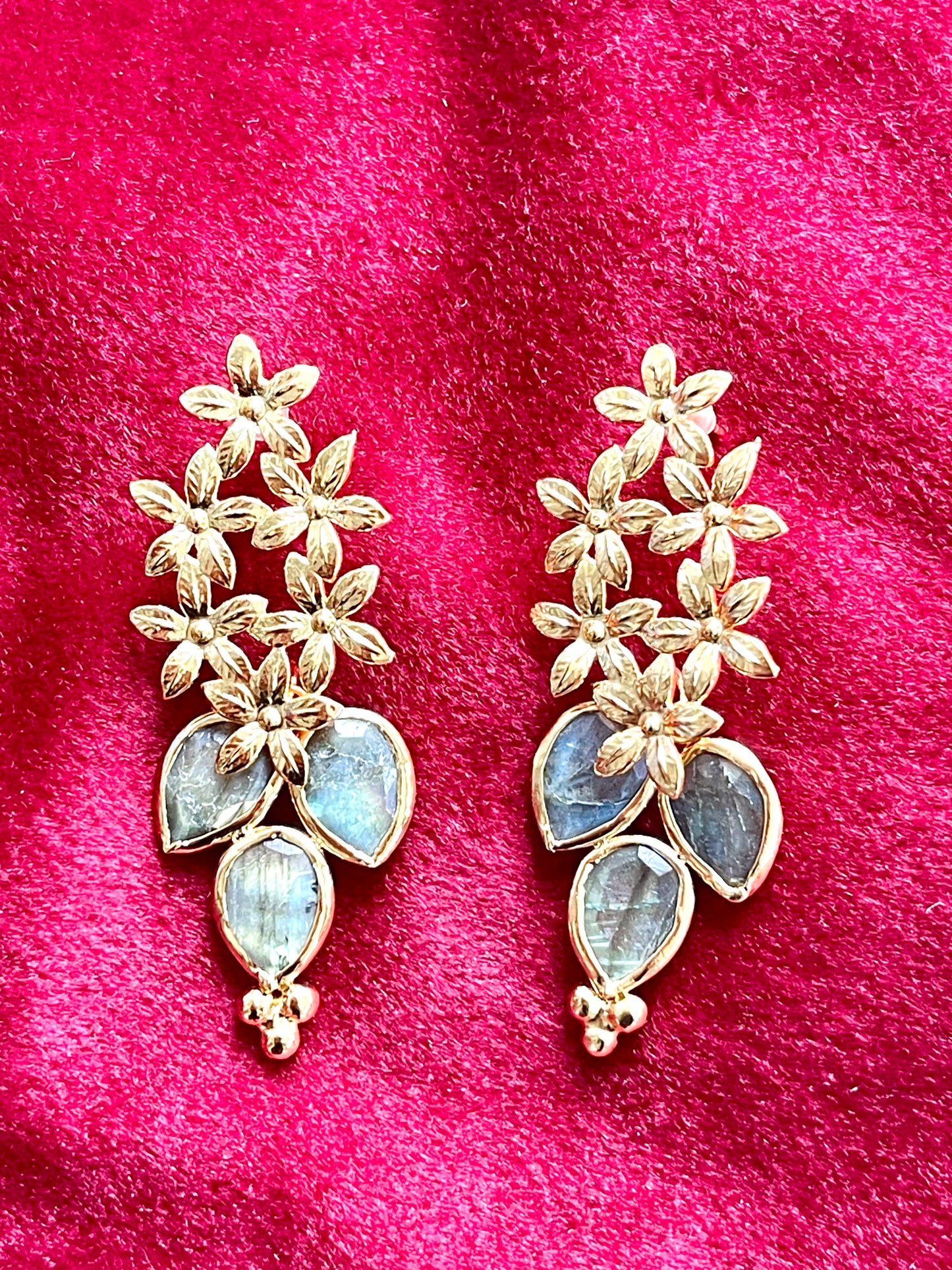 Pendientes colgantes de flores doradas con piedras de labradorita