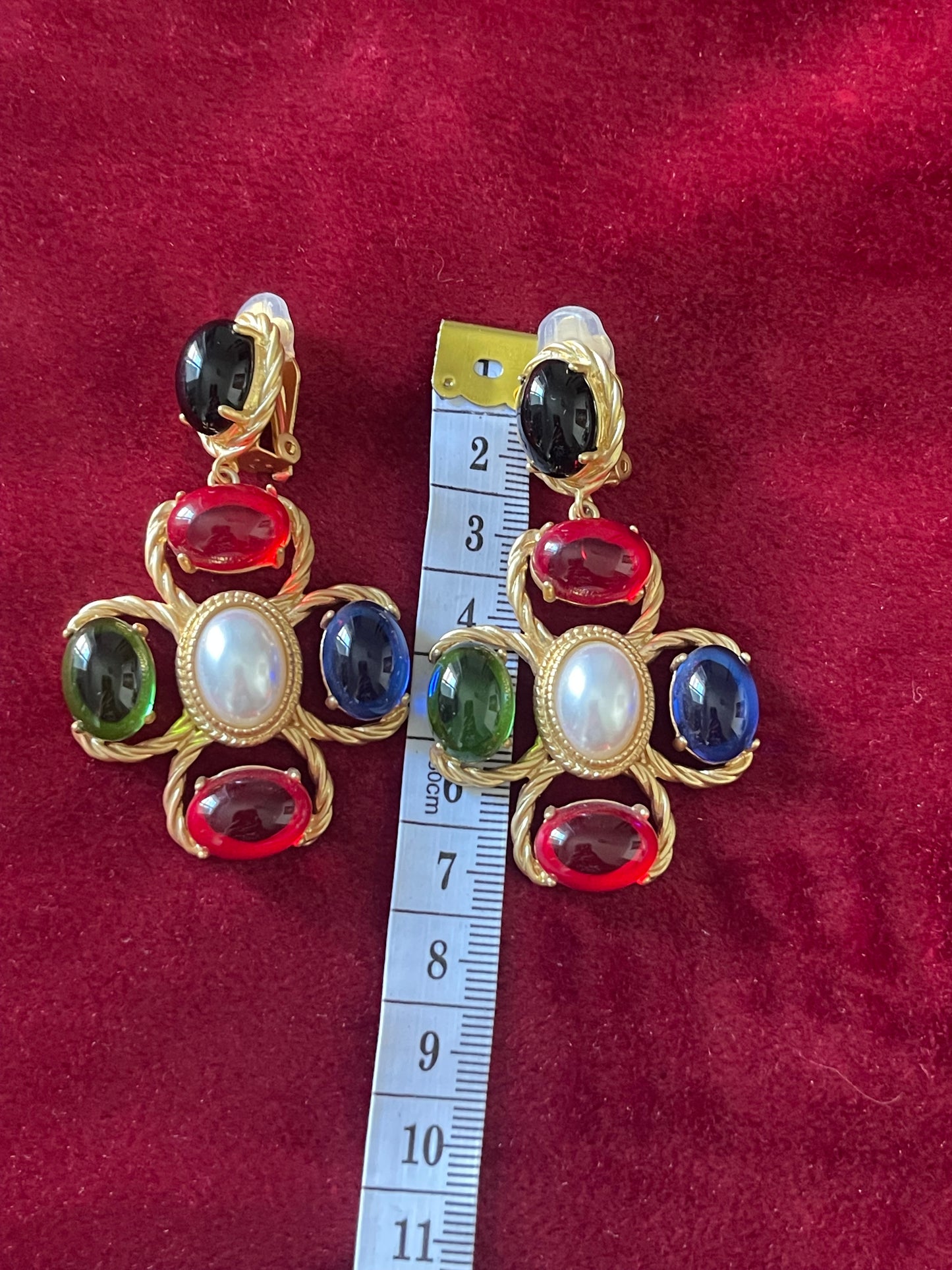 Pendientes de resina con diseño de cruz multicolor bañados en oro estilo años 90