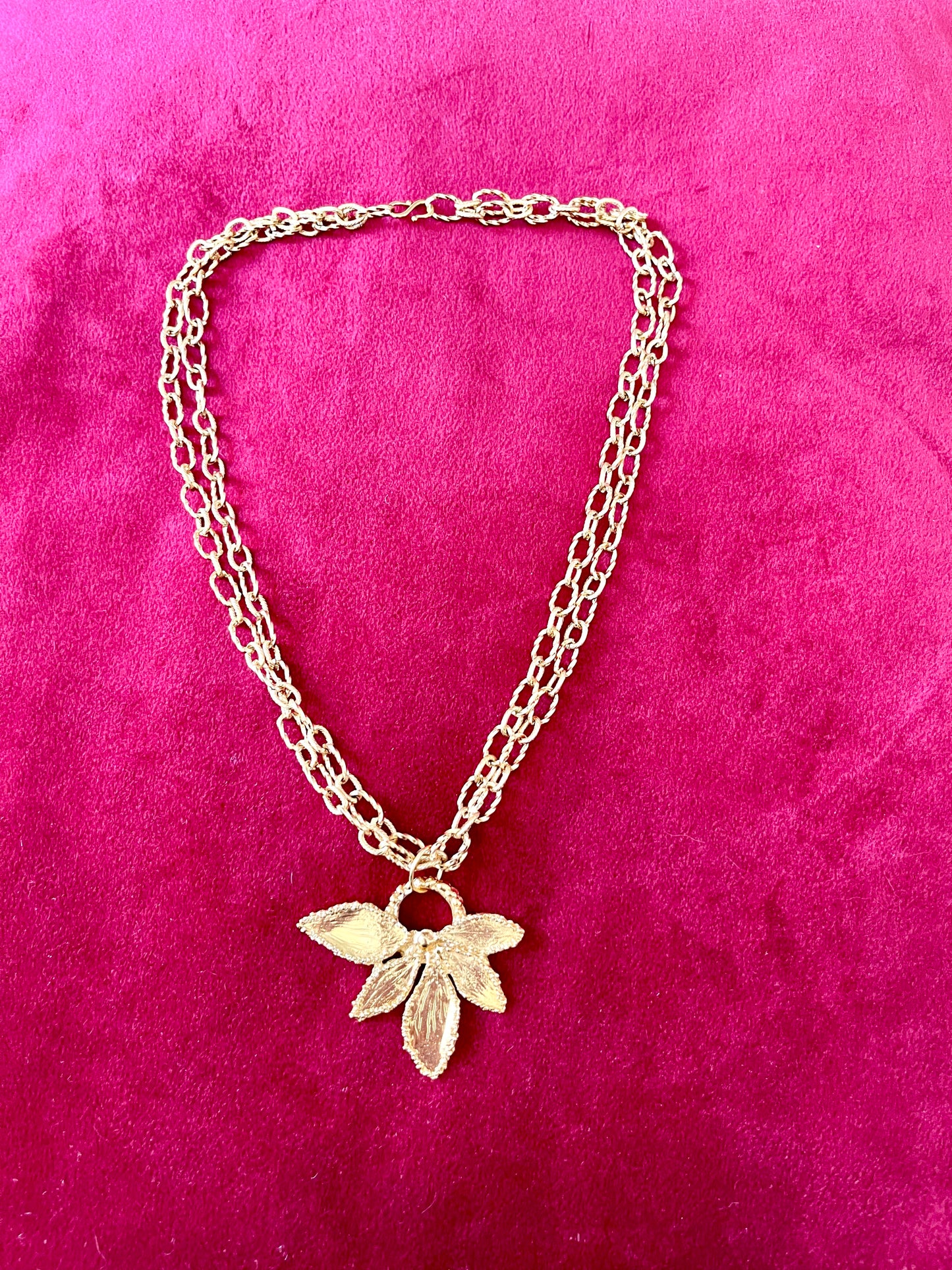 Collar con colgante de hoja vintage auténtico de Yves Saint Laurent