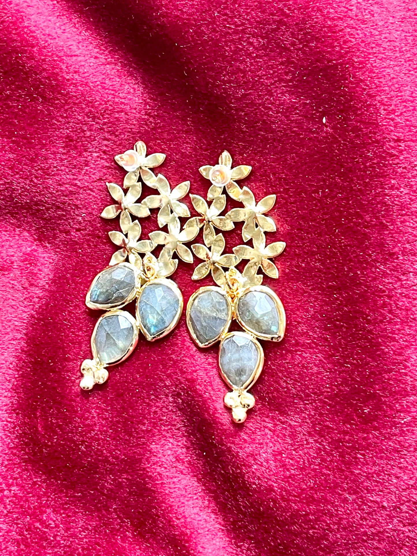 Pendientes colgantes de flores doradas con piedras de labradorita