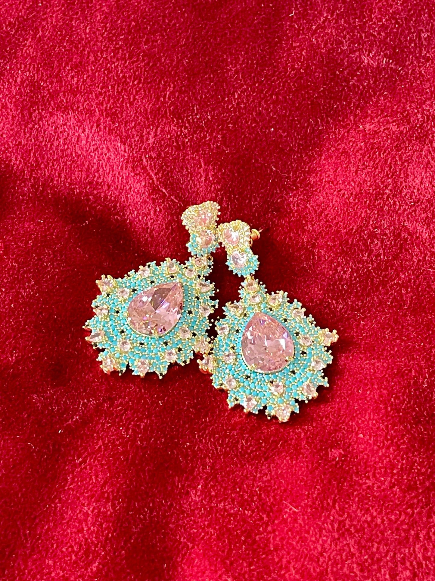 Boucles d'oreilles de créateur en pierres turquoise et strass roses