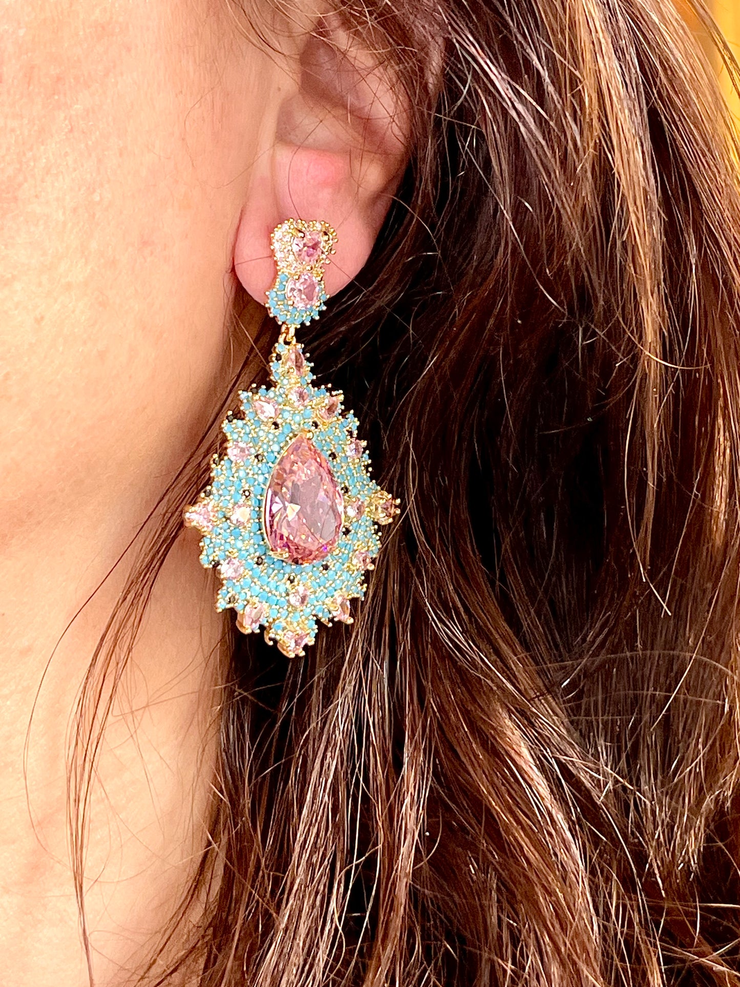 Boucles d'oreilles de créateur en pierres turquoise et strass roses
