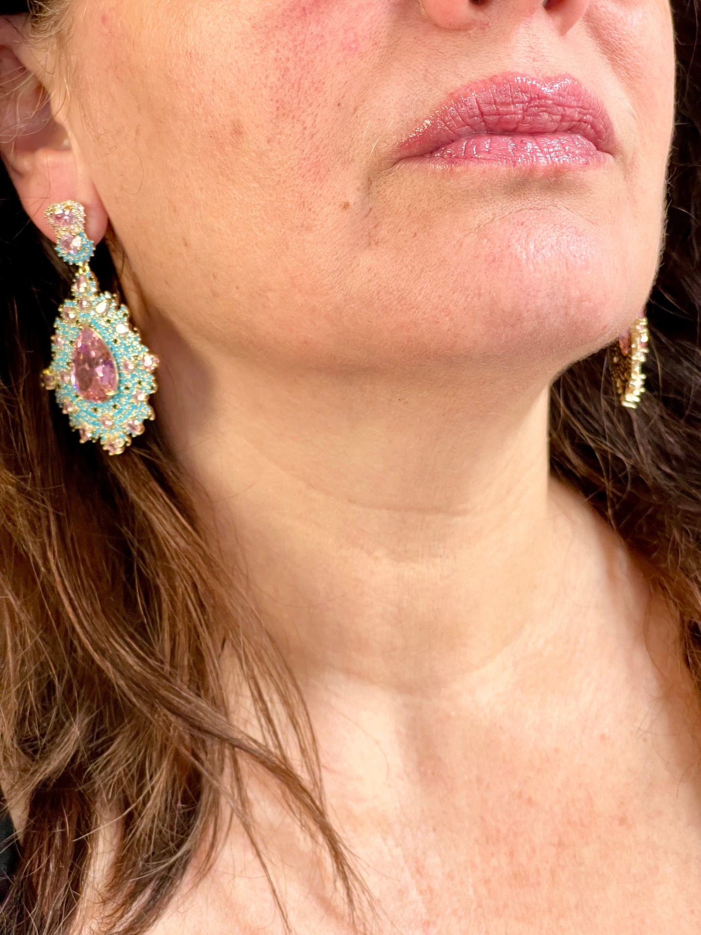 Boucles d'oreilles de créateur en pierres turquoise et strass roses