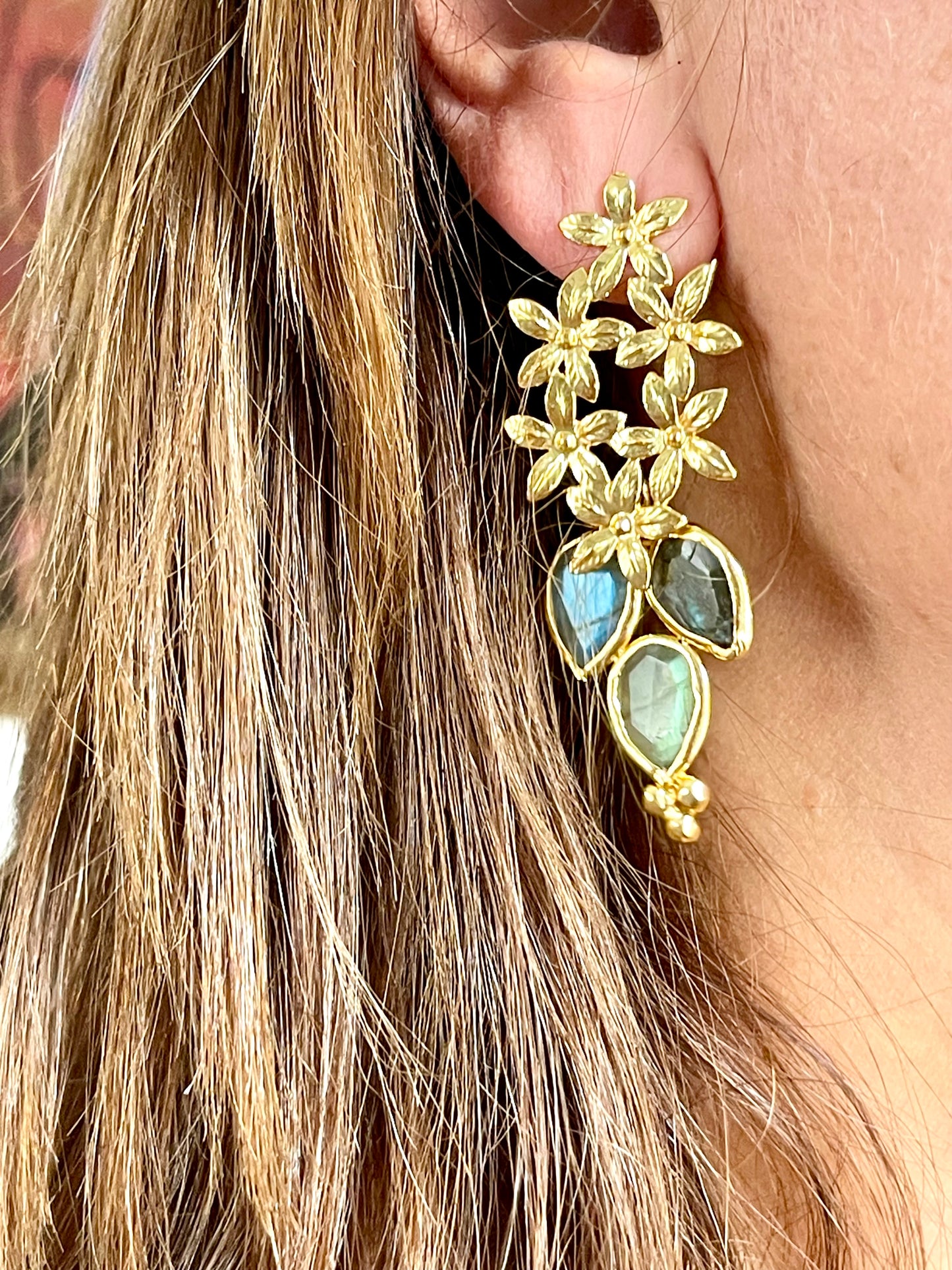 Pendientes colgantes de flores doradas con piedras de labradorita