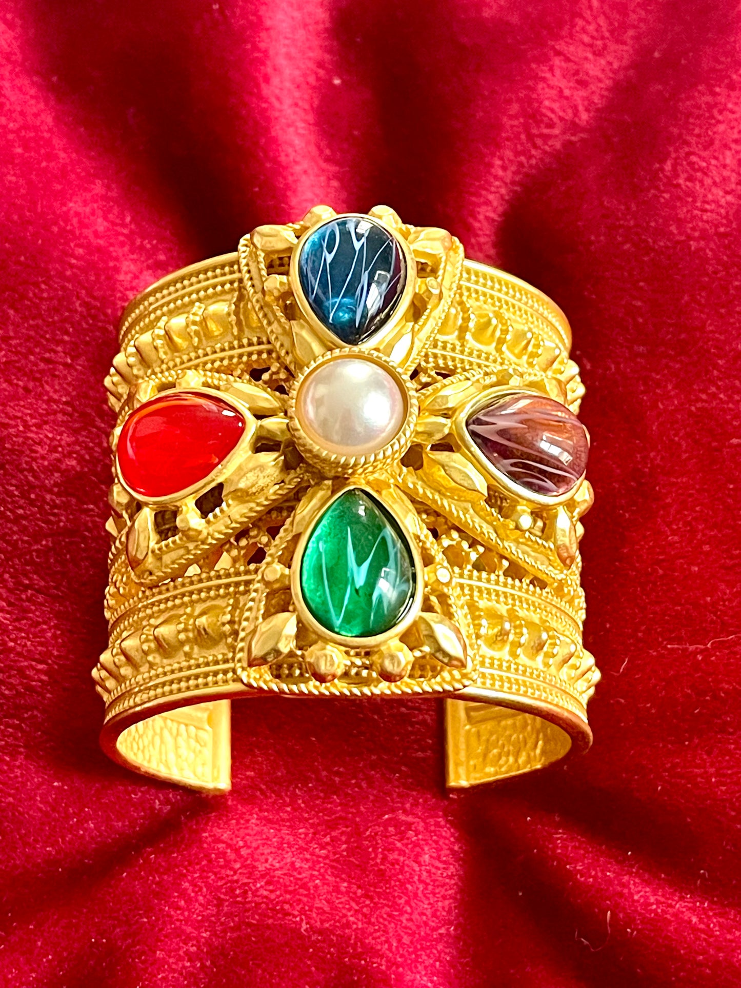 Déclaration Haute Couture Plaqué Or Manchette En Métal Verre Coloré Vintage Design 90's Style Yves Saint Laurent Christian La Croix