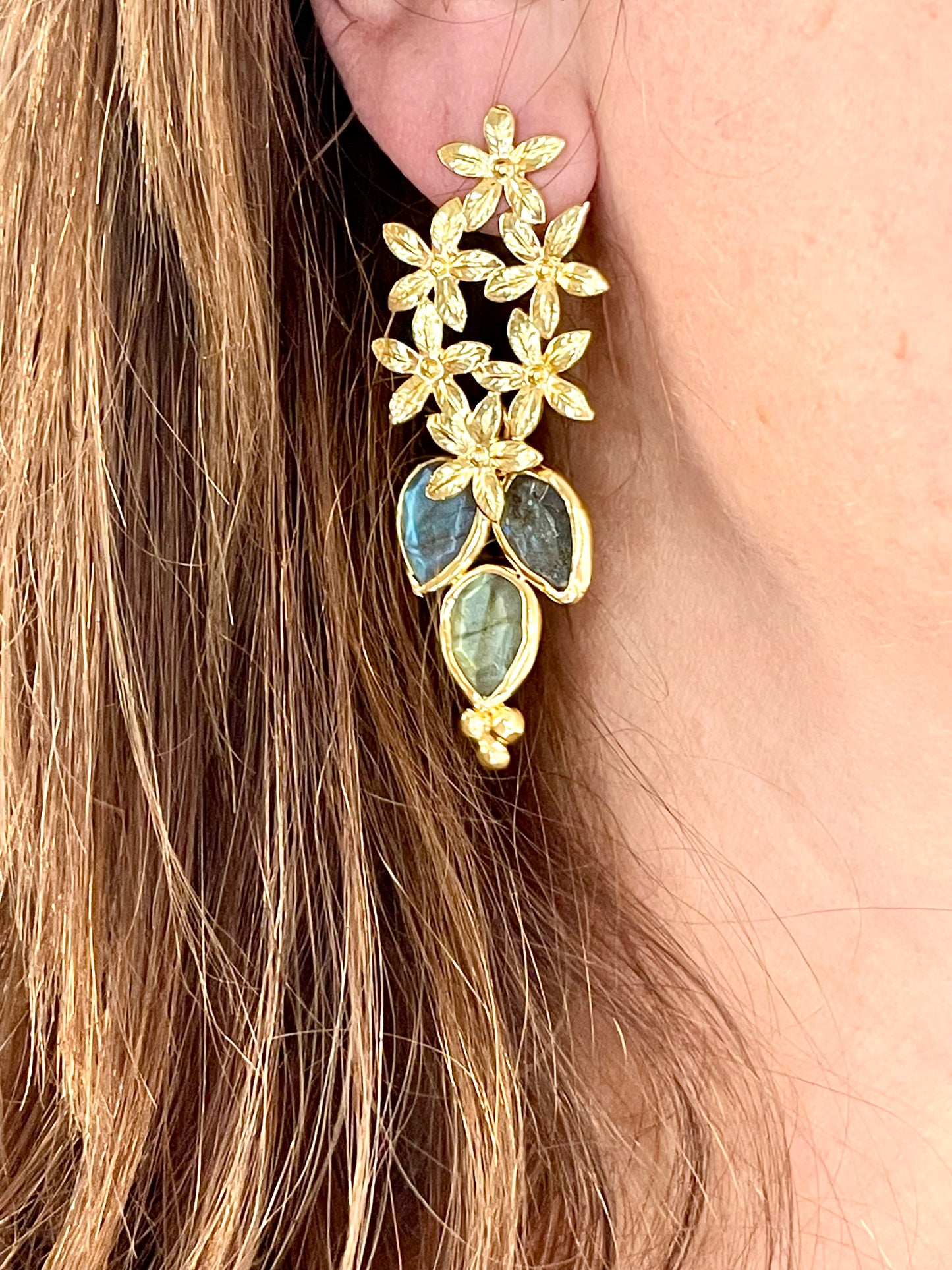 Pendientes colgantes de flores doradas con piedras de labradorita