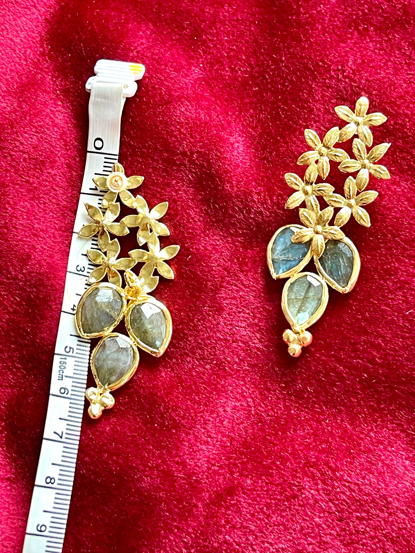 Pendientes colgantes de flores doradas con piedras de labradorita