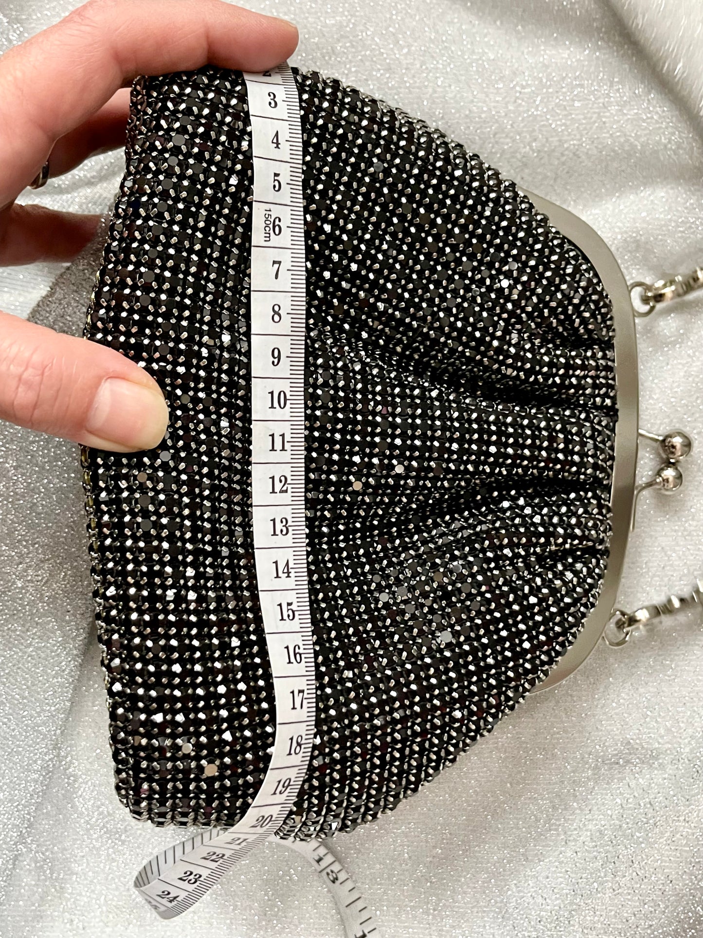 Bolso de mano negro con pedrería estilo Alta Costura