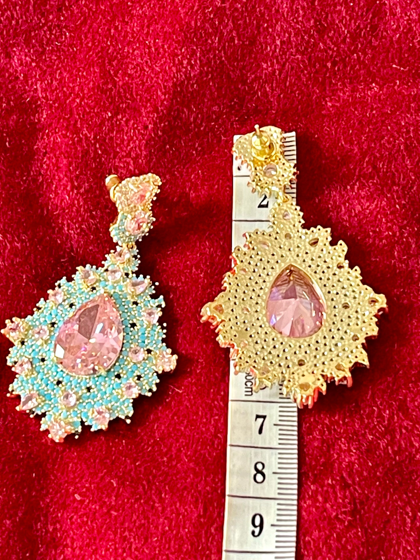 Boucles d'oreilles de créateur en pierres turquoise et strass roses