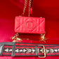 Bolso bandolera modificado con efecto lápiz labial rojo de Dior