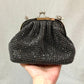 Bolso de mano negro con pedrería estilo Alta Costura