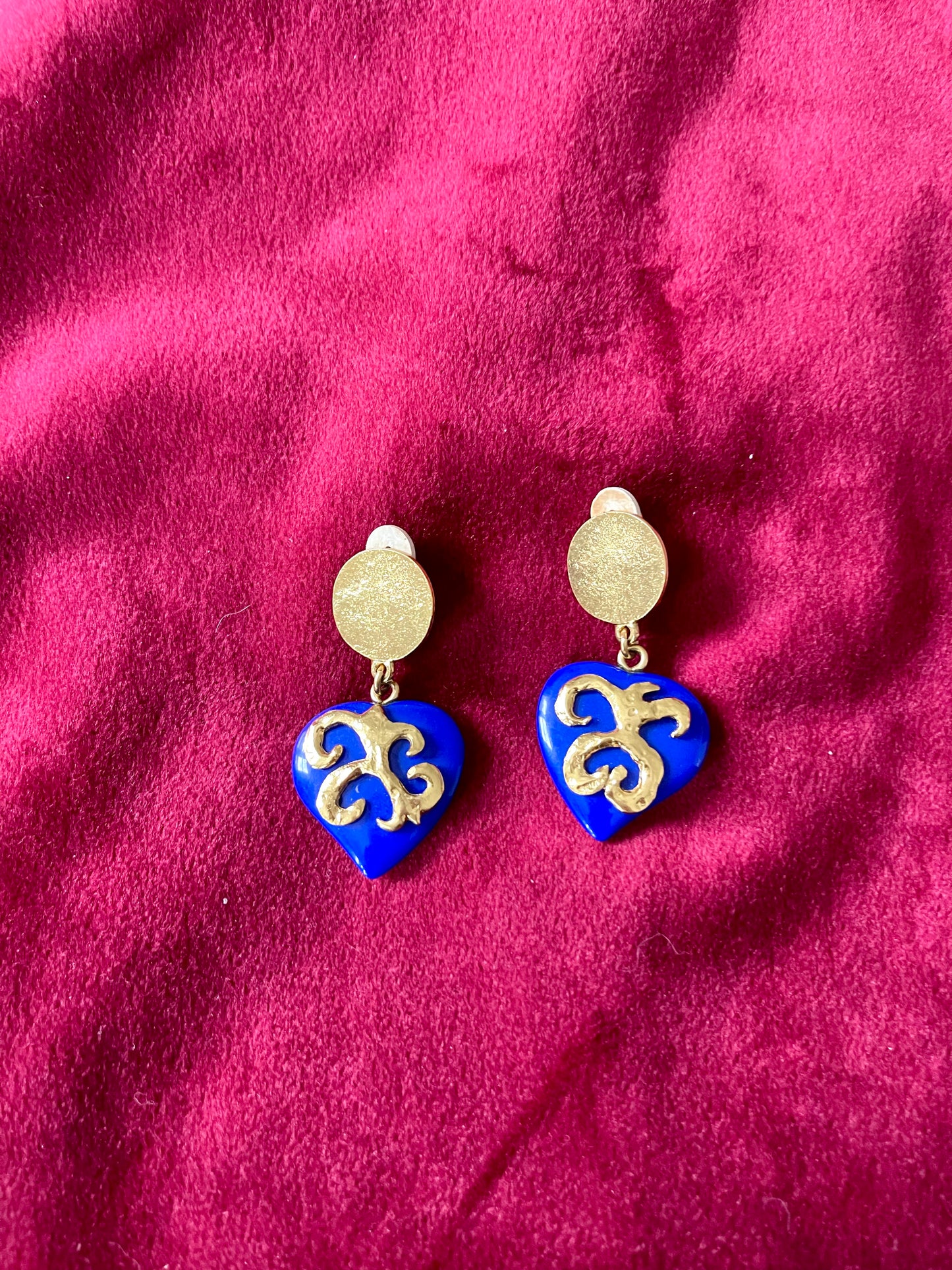 Boucles d'oreilles vintage Yves Saint Laurent Coeurs bleus ton or