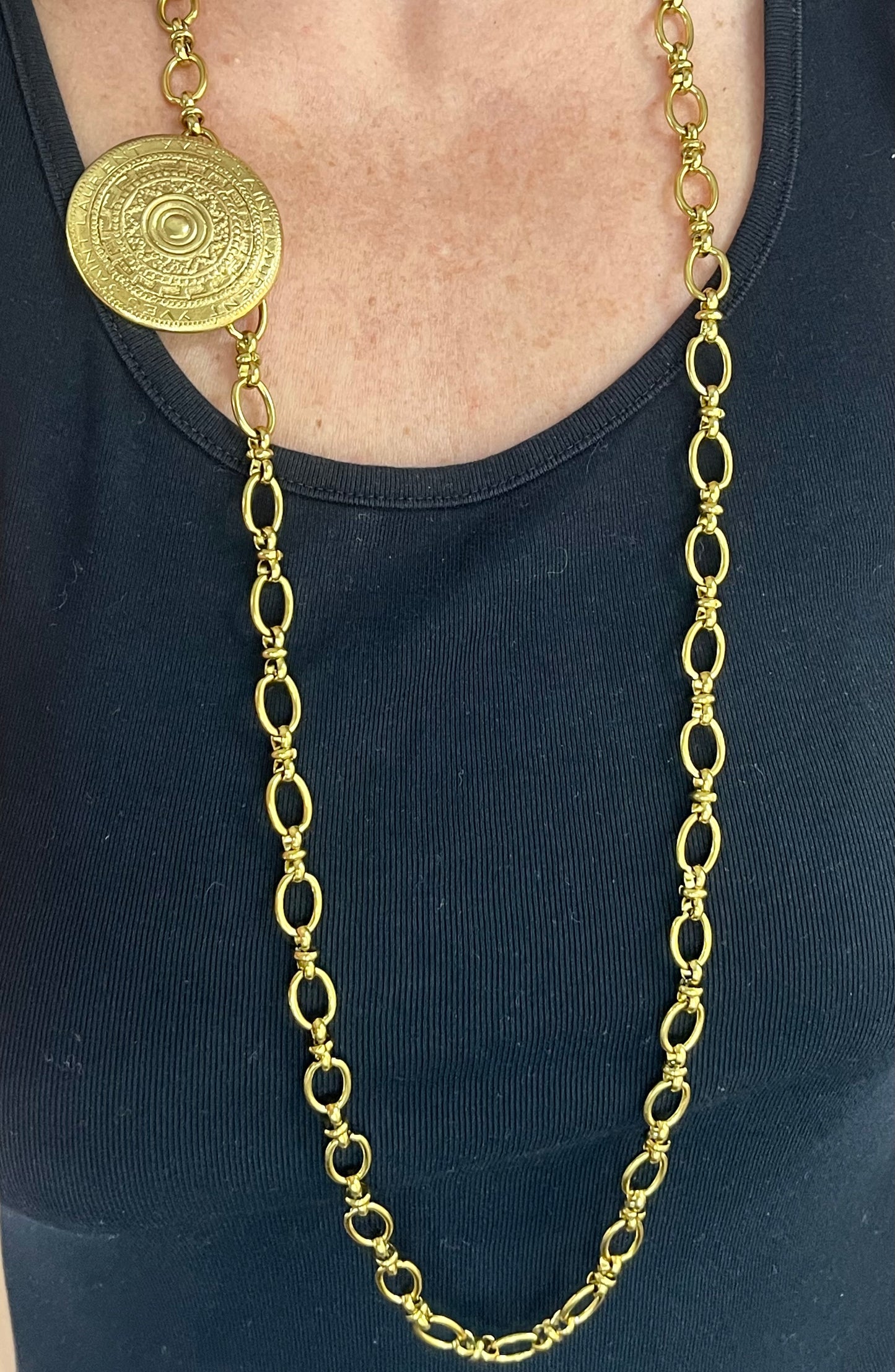 Collar de acero con porta bufandas vintage de Yves Saint Laurent: auténtica joyería reutilizada