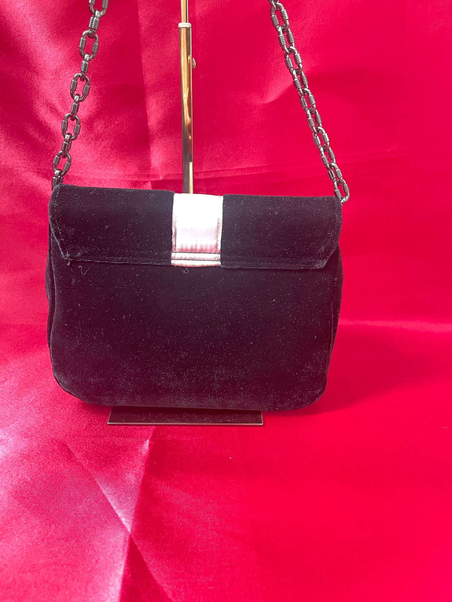 Clutch vintage modificado con broche de Yves Saint Laurent