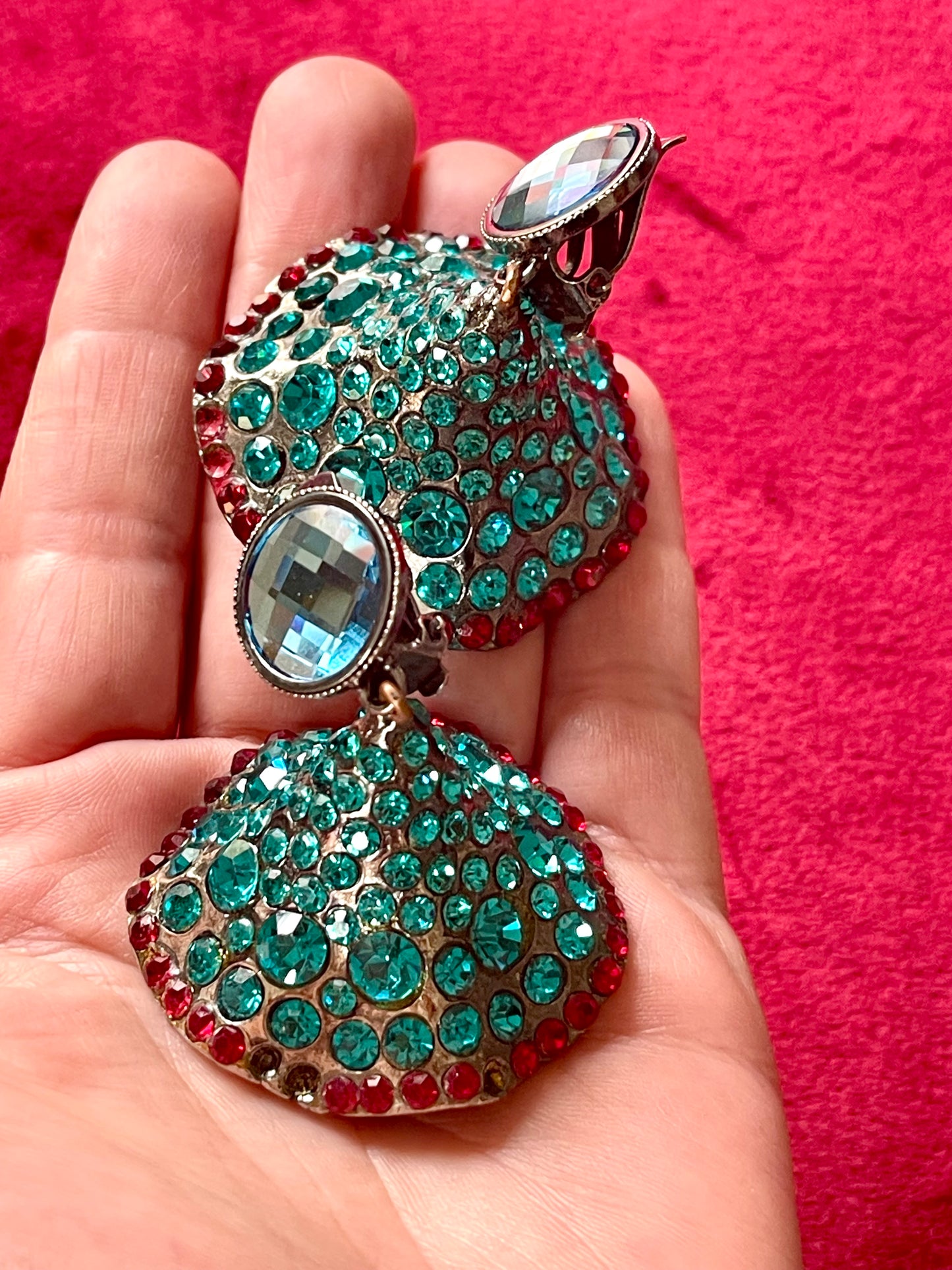 Pendientes vintage Yves Saint Laurent Rive Gauche con pedrería turquesa y roja, firmados, raros.