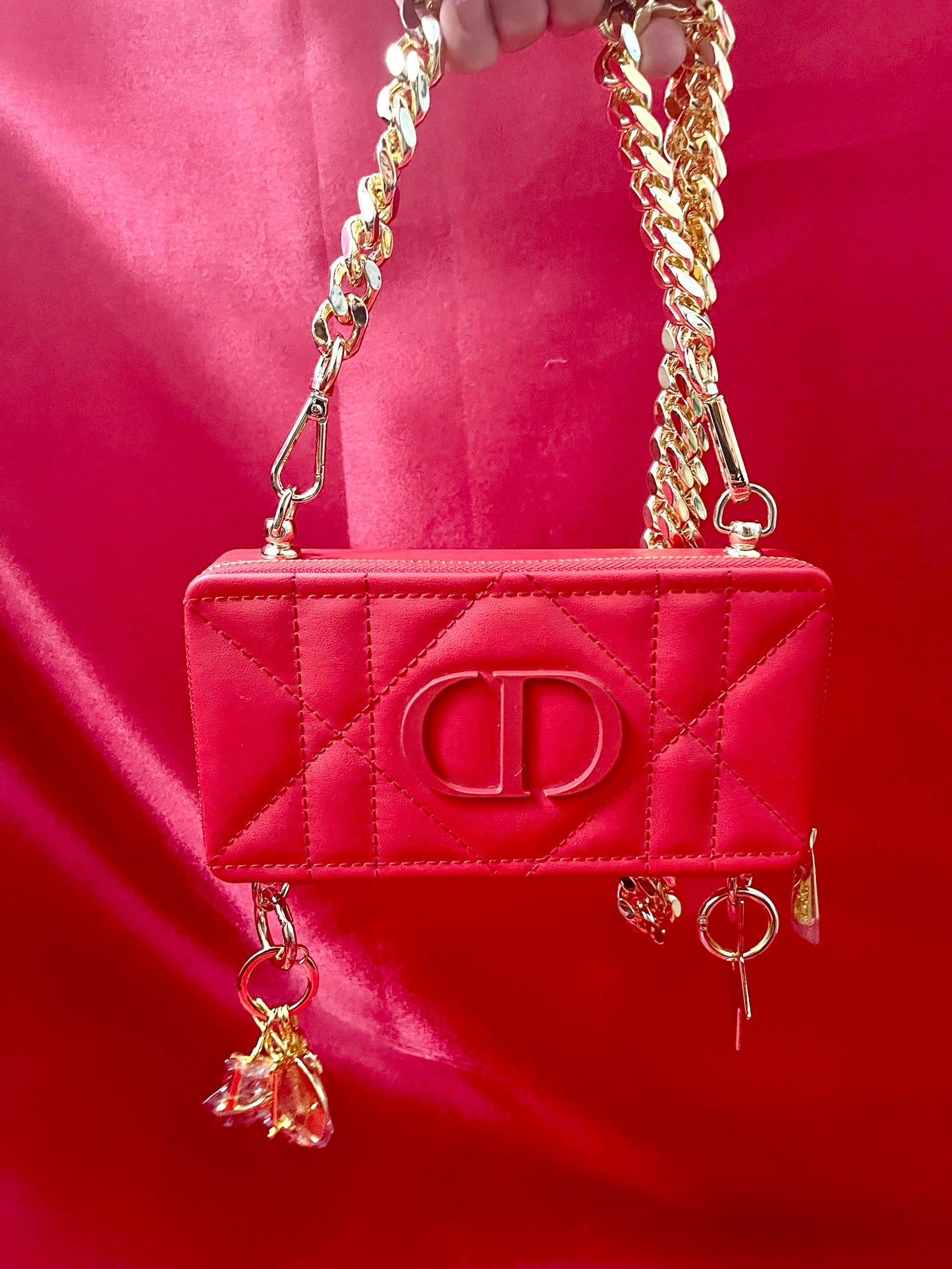 Bolso bandolera modificado con efecto lápiz labial rojo de Dior