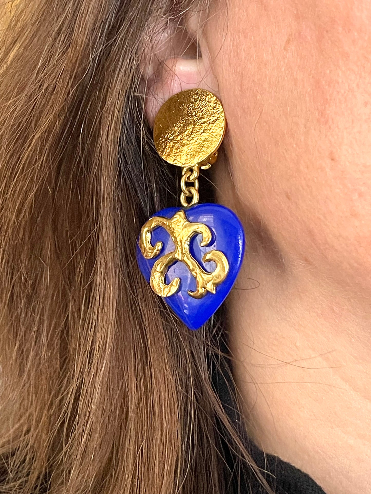 Boucles d'oreilles vintage Yves Saint Laurent Coeurs bleus ton or