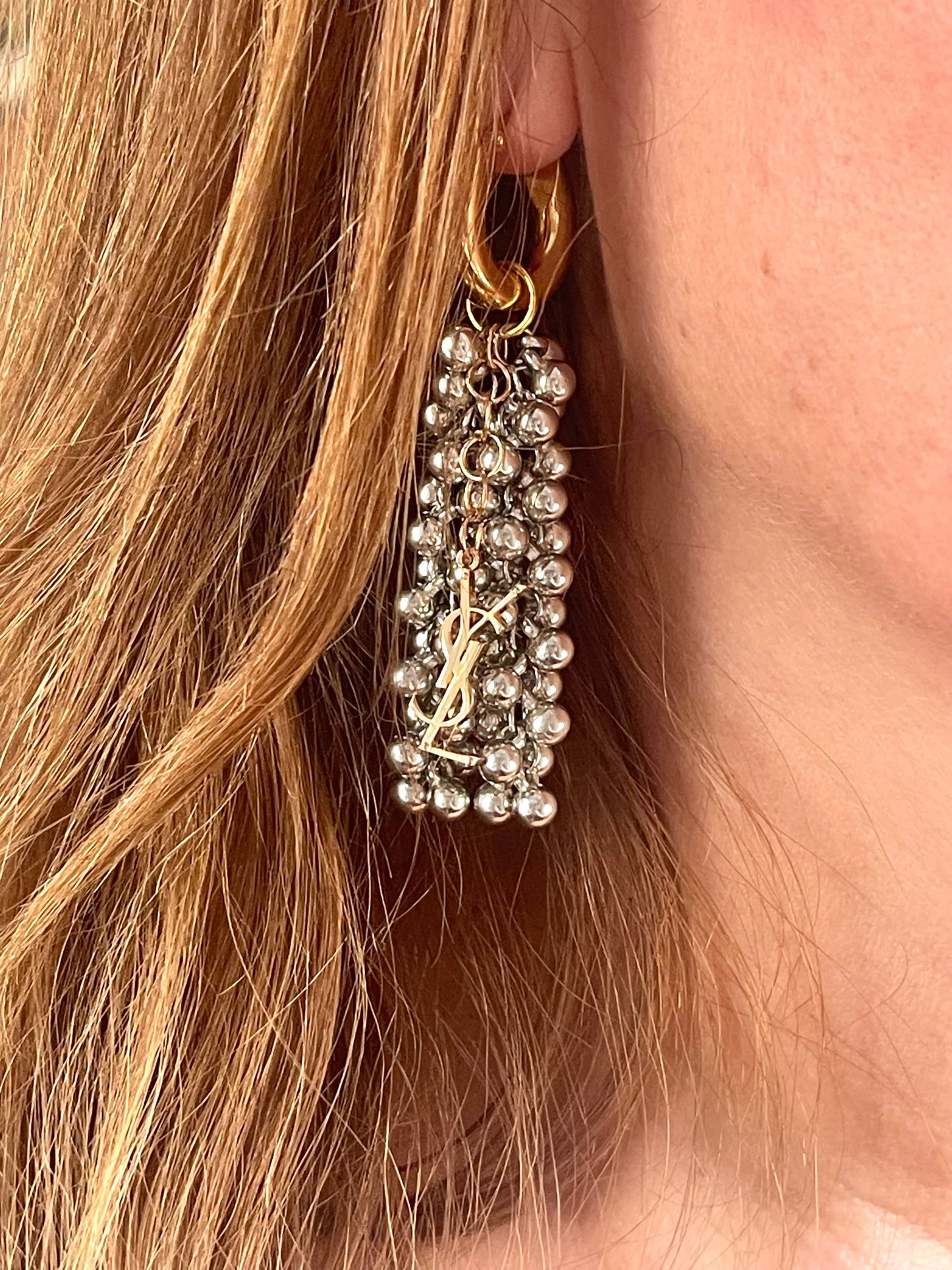 Pendientes vintage de cuentas bitono con dijes de Yves Saint Laurent reutilizados