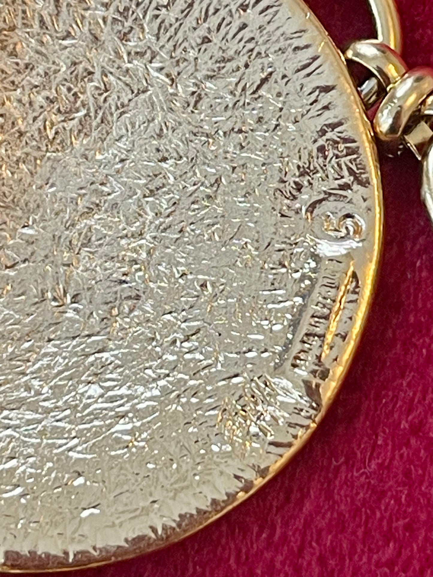 Collar de acero con porta bufandas vintage de Yves Saint Laurent: auténtica joyería reutilizada