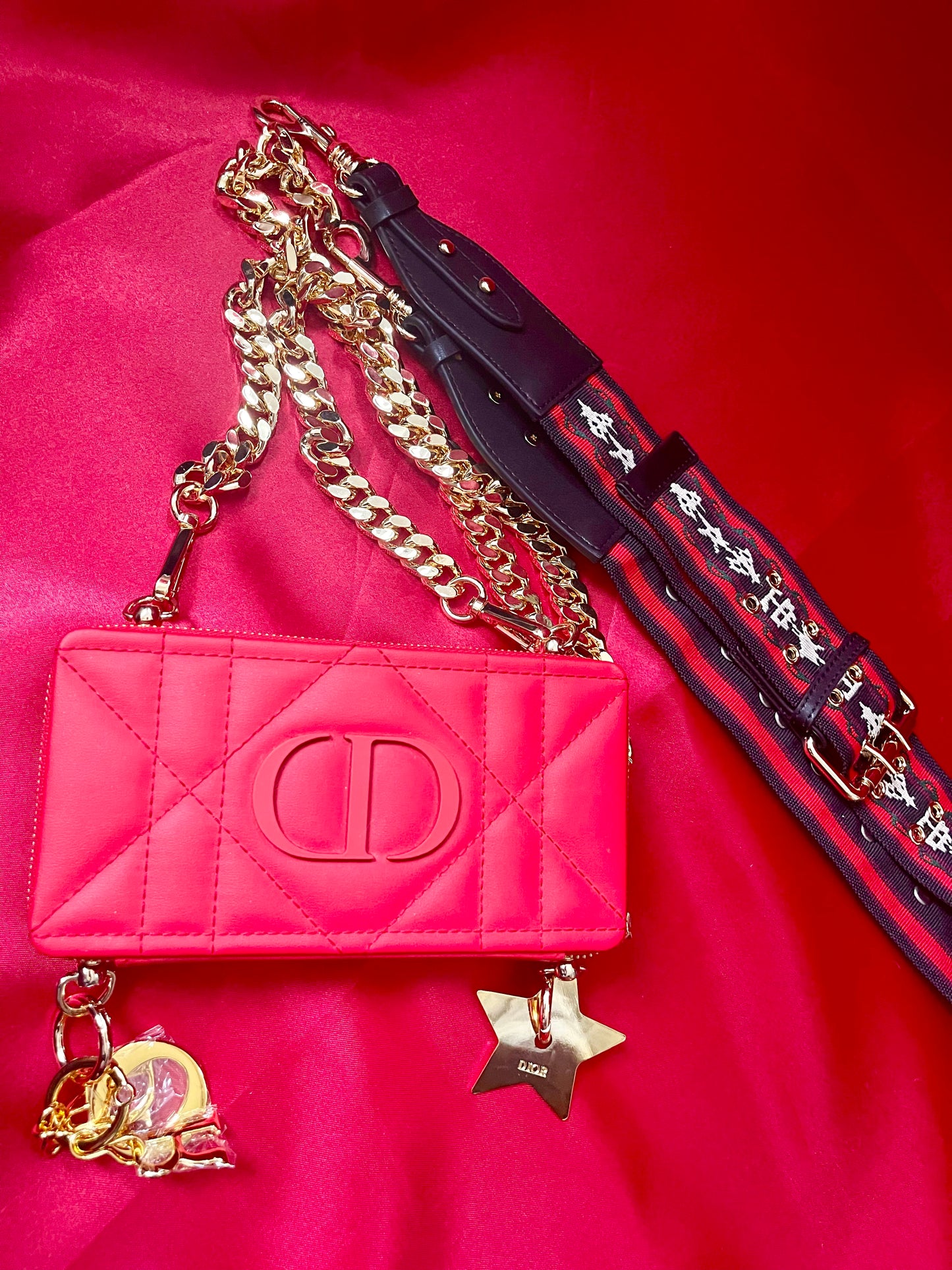 Bolso bandolera modificado con efecto lápiz labial rojo de Dior