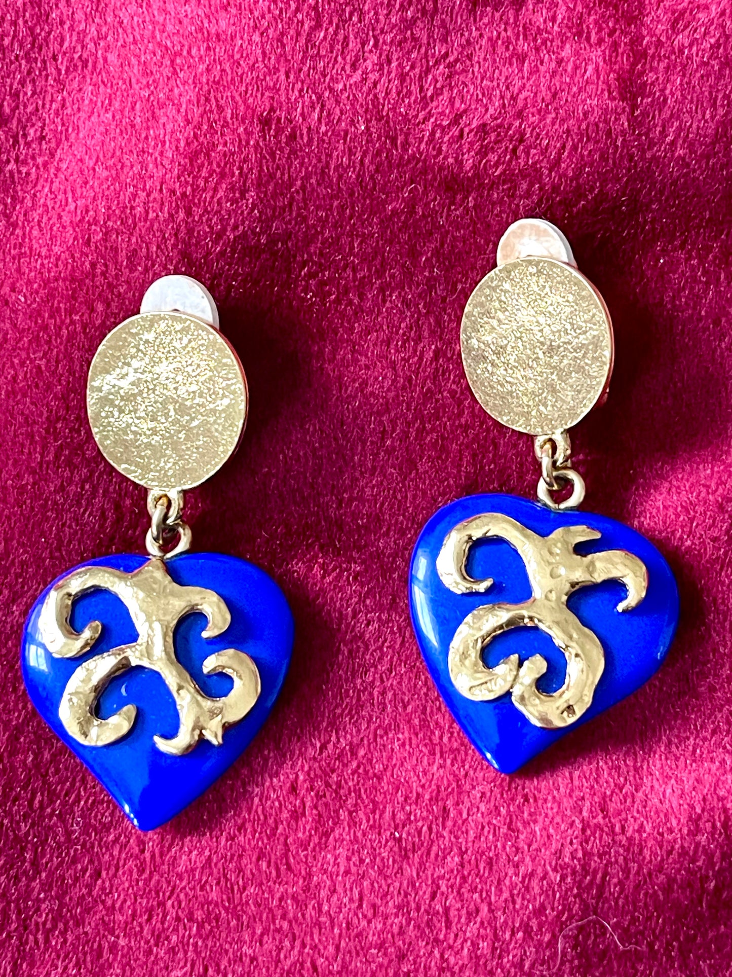 Boucles d'oreilles vintage Yves Saint Laurent Coeurs bleus ton or