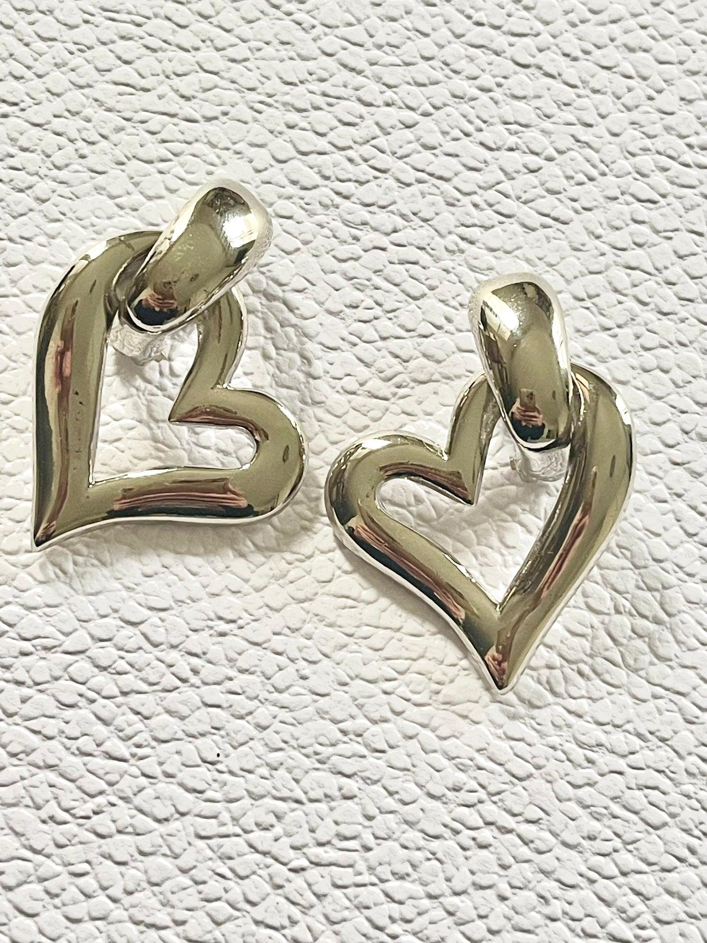 Pendientes Arty Hearts raros bañados en oro blanco