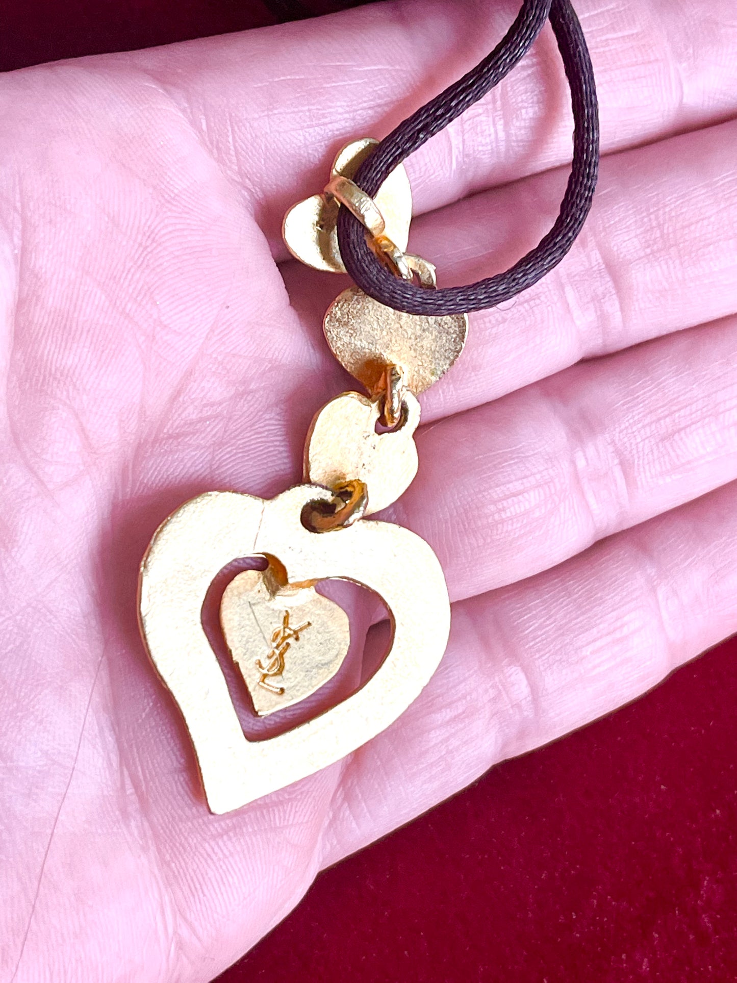 Colgante de cuatro corazones Colgante vintage de color oro viejo de Yves Saint Laurent con cordón de satén negro original.