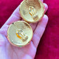 Pendientes de botón dorados vintage de los años 80 de Yves Saint Laurent, reciclados, 18 kg