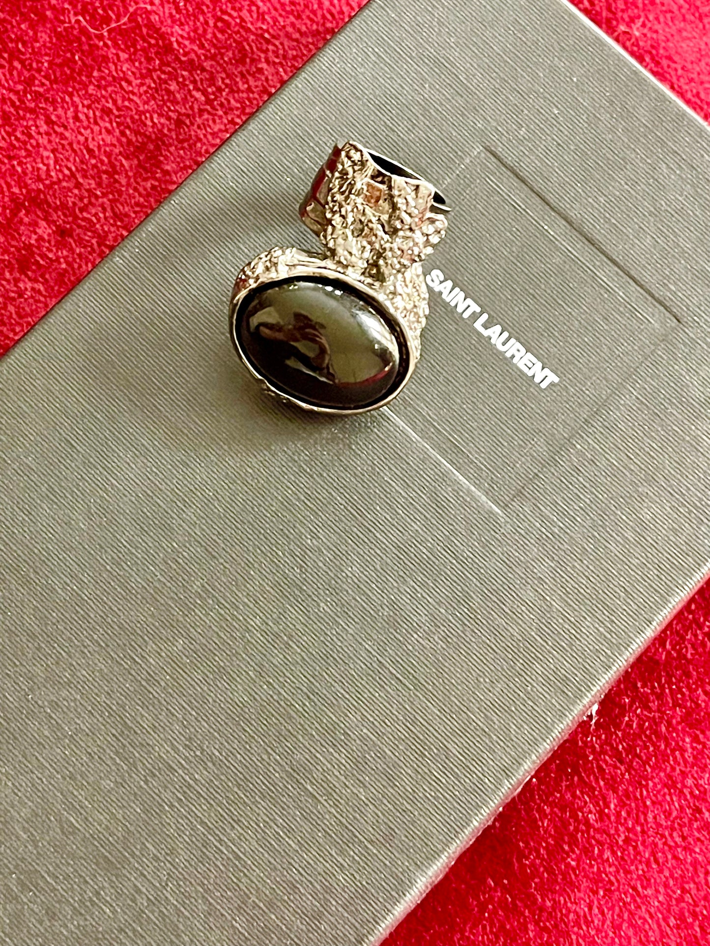 Anillo de metal gris oscuro con piedra negra Arty Vintage de Yves Saint Laurent