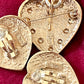 Boucles d'oreilles et broche pendentif en métal cœur doré. Yves Saint Laurent Vintage Authentique Rare Coffret