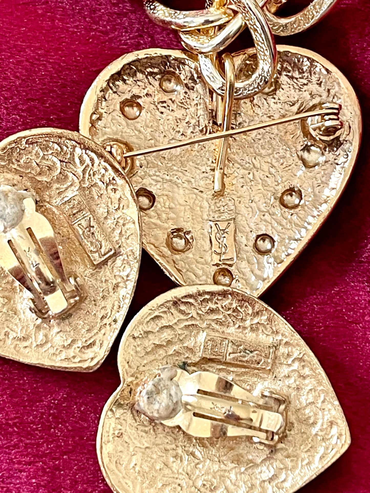 Boucles d'oreilles et broche pendentif en métal cœur doré. Yves Saint Laurent Vintage Authentique Rare Coffret