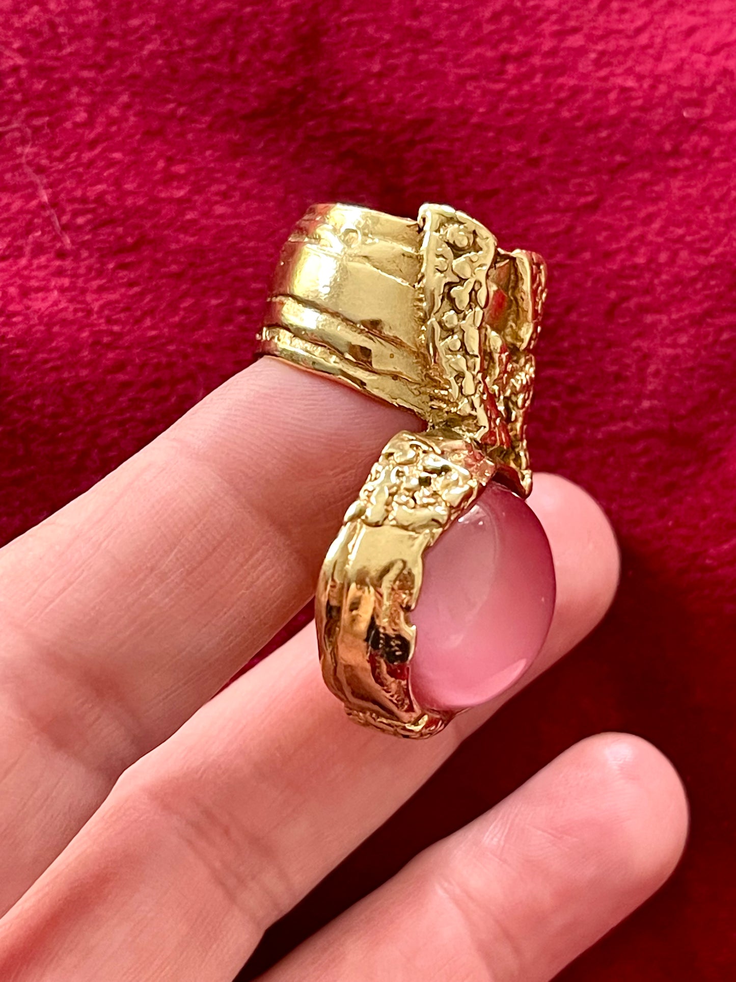 Anillo Arty dorado vintage con rosa de Yves Saint Laurent