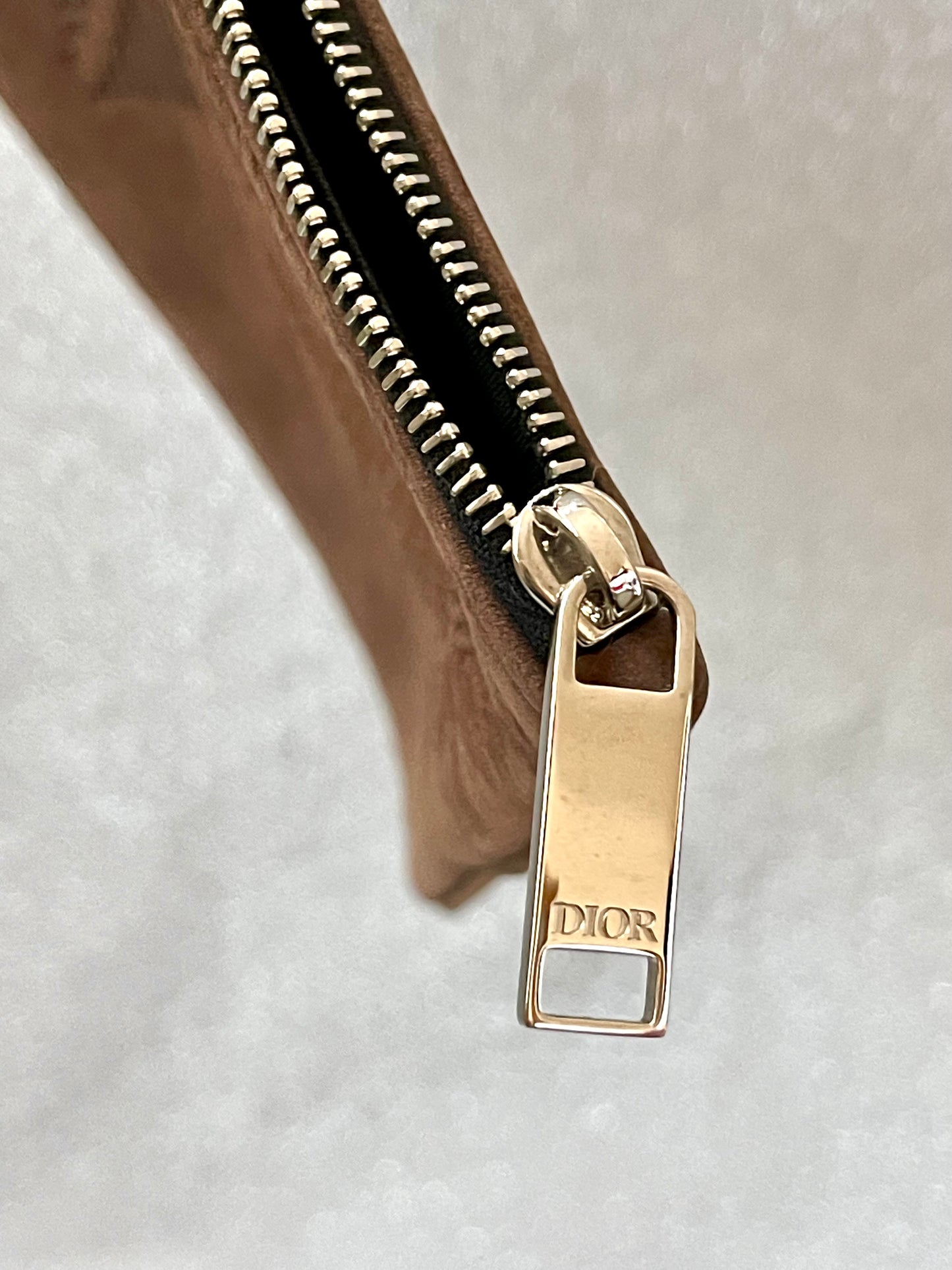 Pochette Dior en daim marron