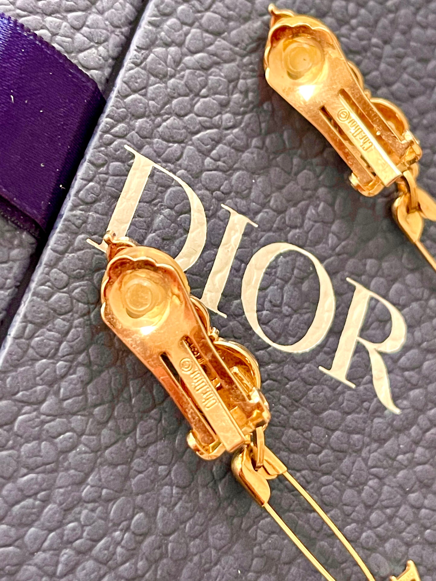 Boucles d'oreilles à épingles en or Dior